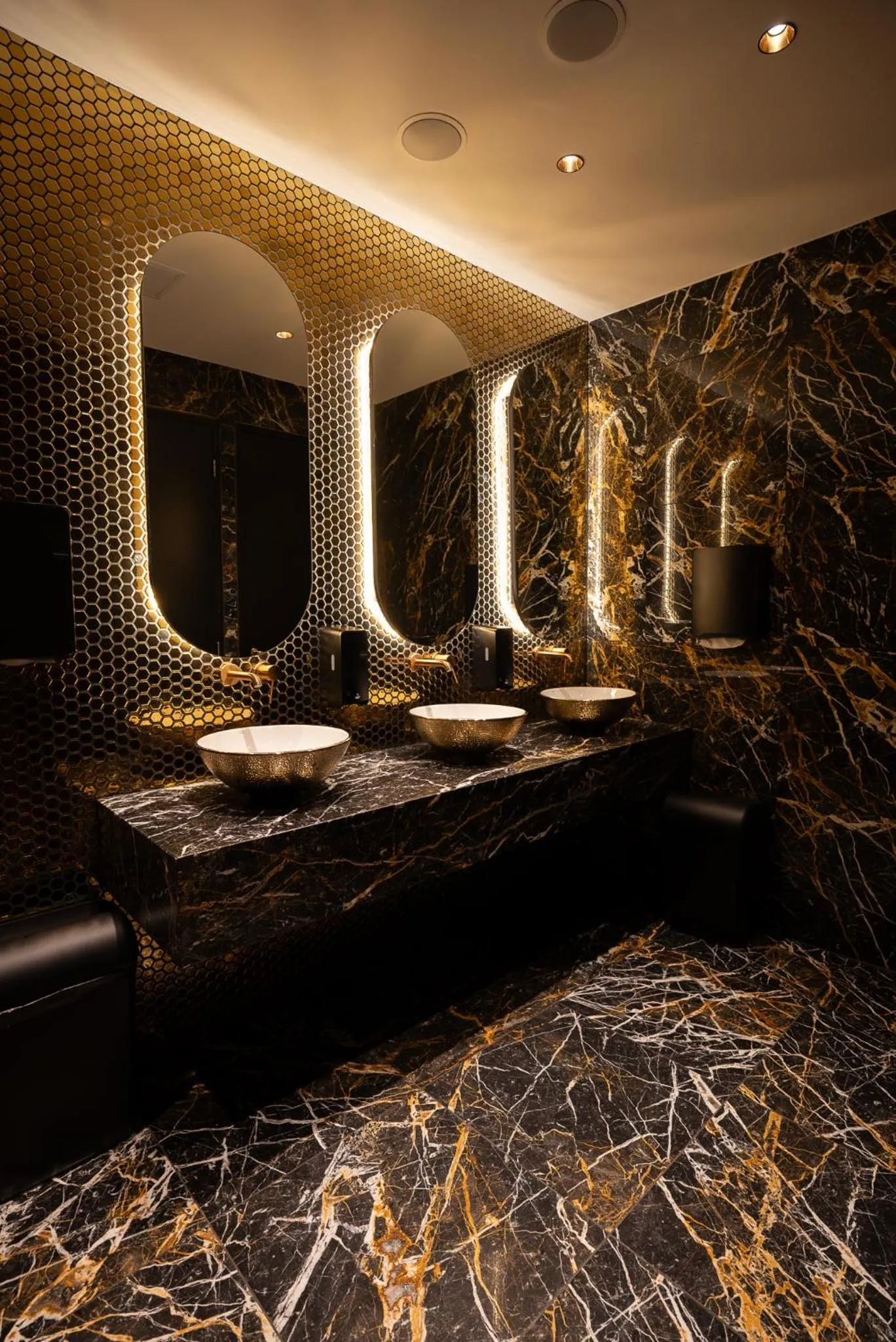 Toilet, Bed in ART Hotel Rotterdam-Fully Renovated