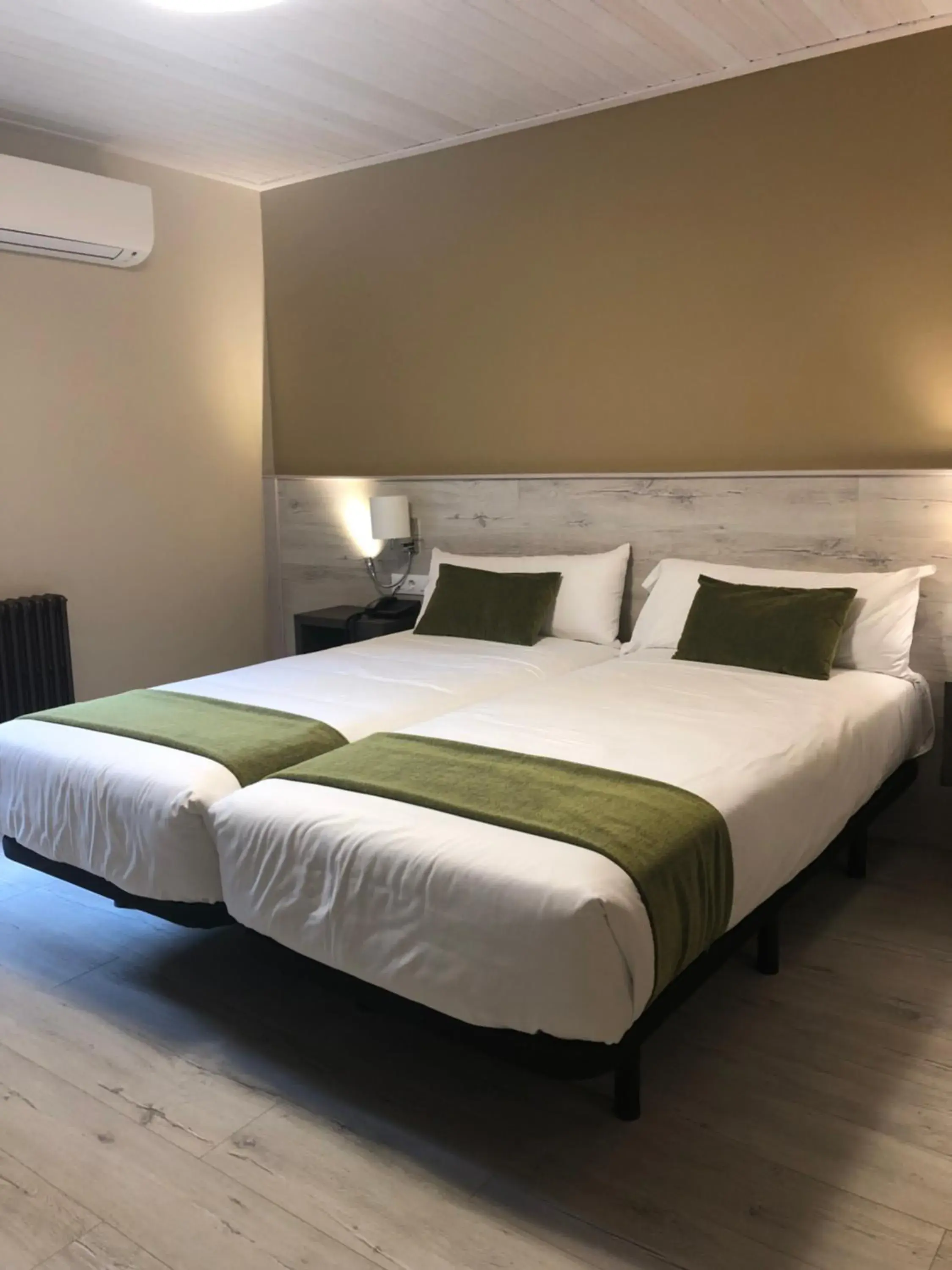 Twin Room - single occupancy in Hotel Restaurante El Montico Twin Room - single occupancy in Hotel Restaurante El Montico