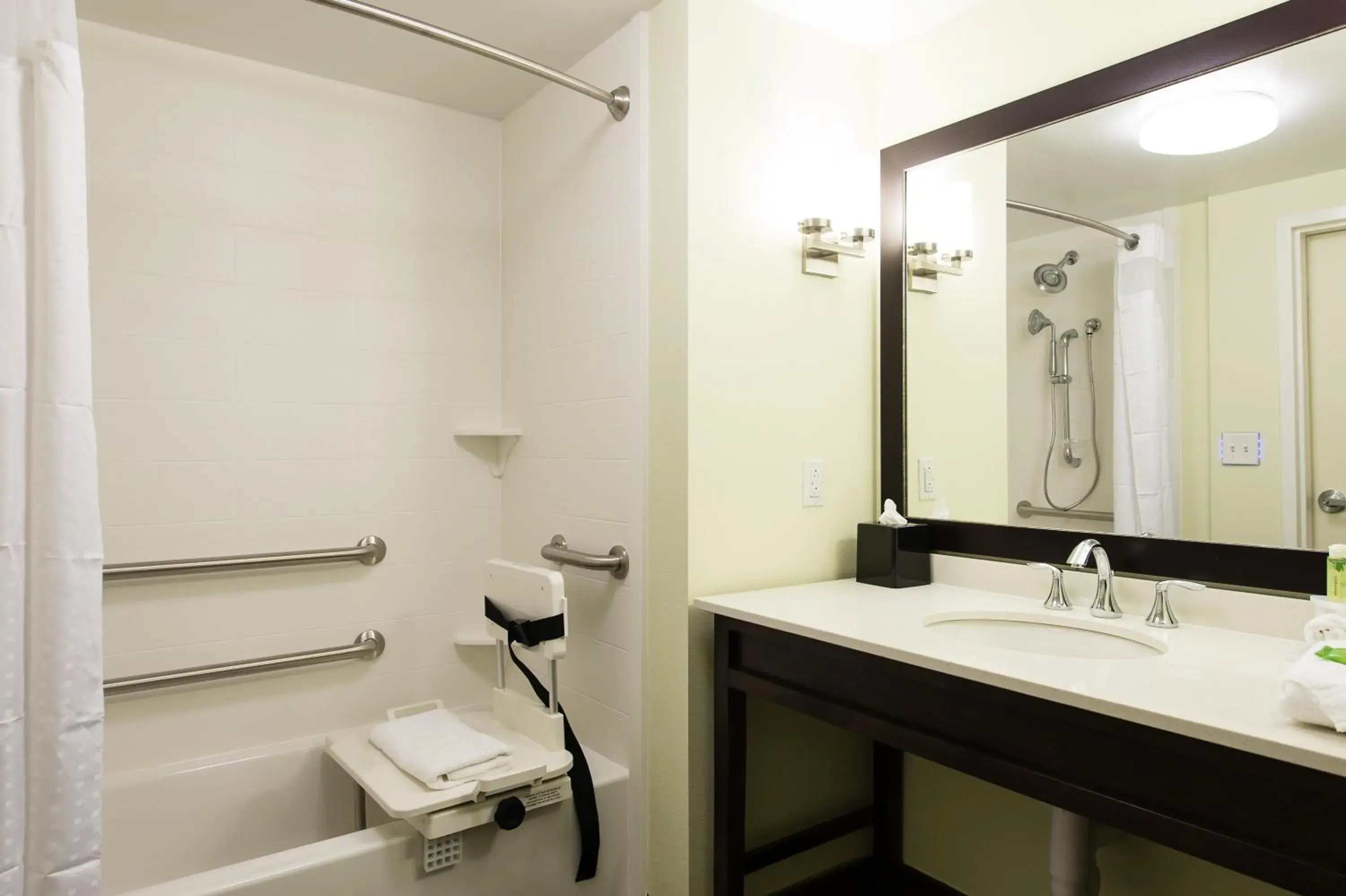 Standard King Room with Mobility Accessible Tub in Holiday Inn Express & Suites Aiken by IHG Standard King Room with Mobility Accessible Tub in Holiday Inn Express & Suites Aiken by IHG