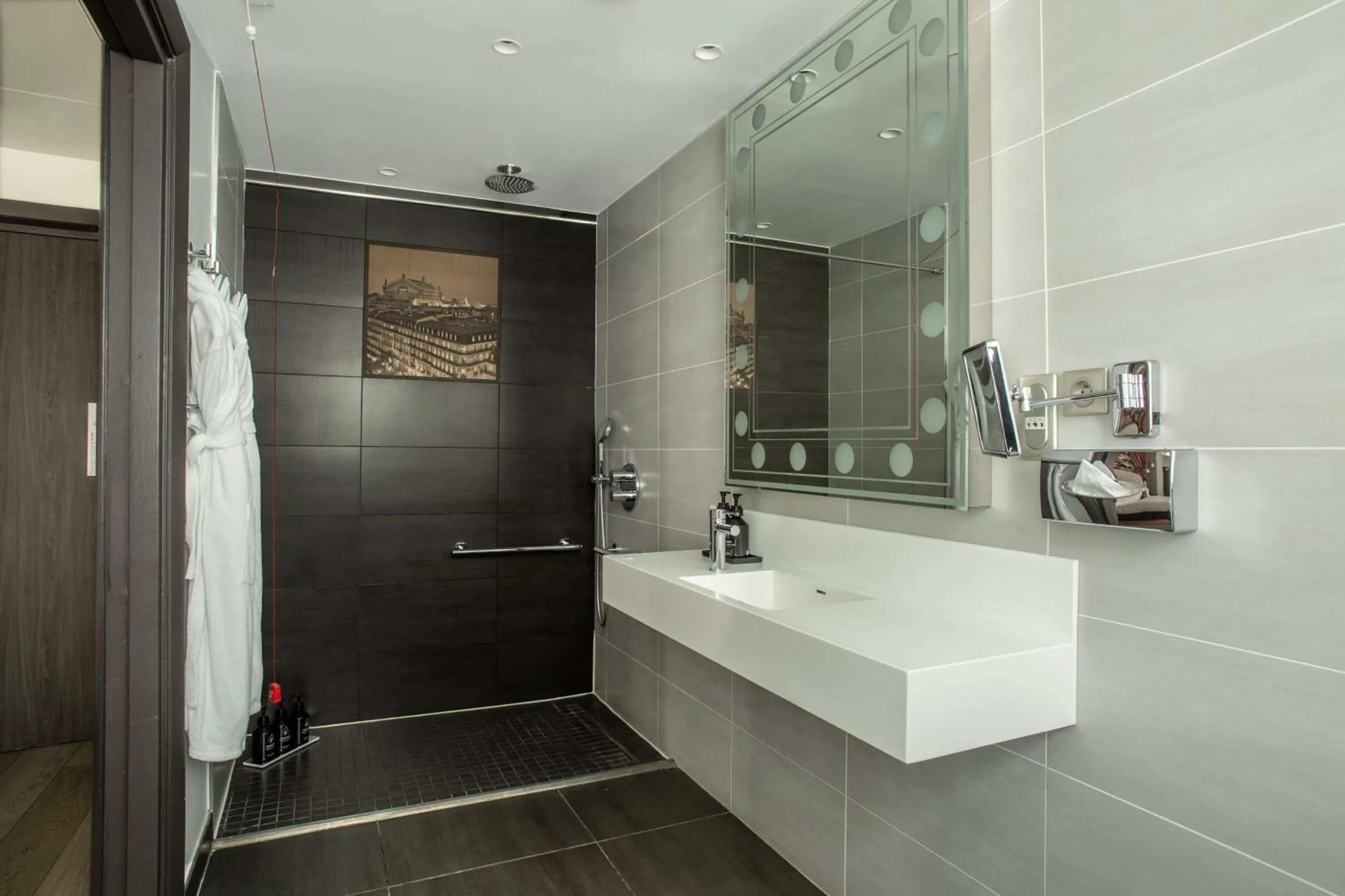 Photo of the whole room in Hotel Indigo Paris - Opera by IHG