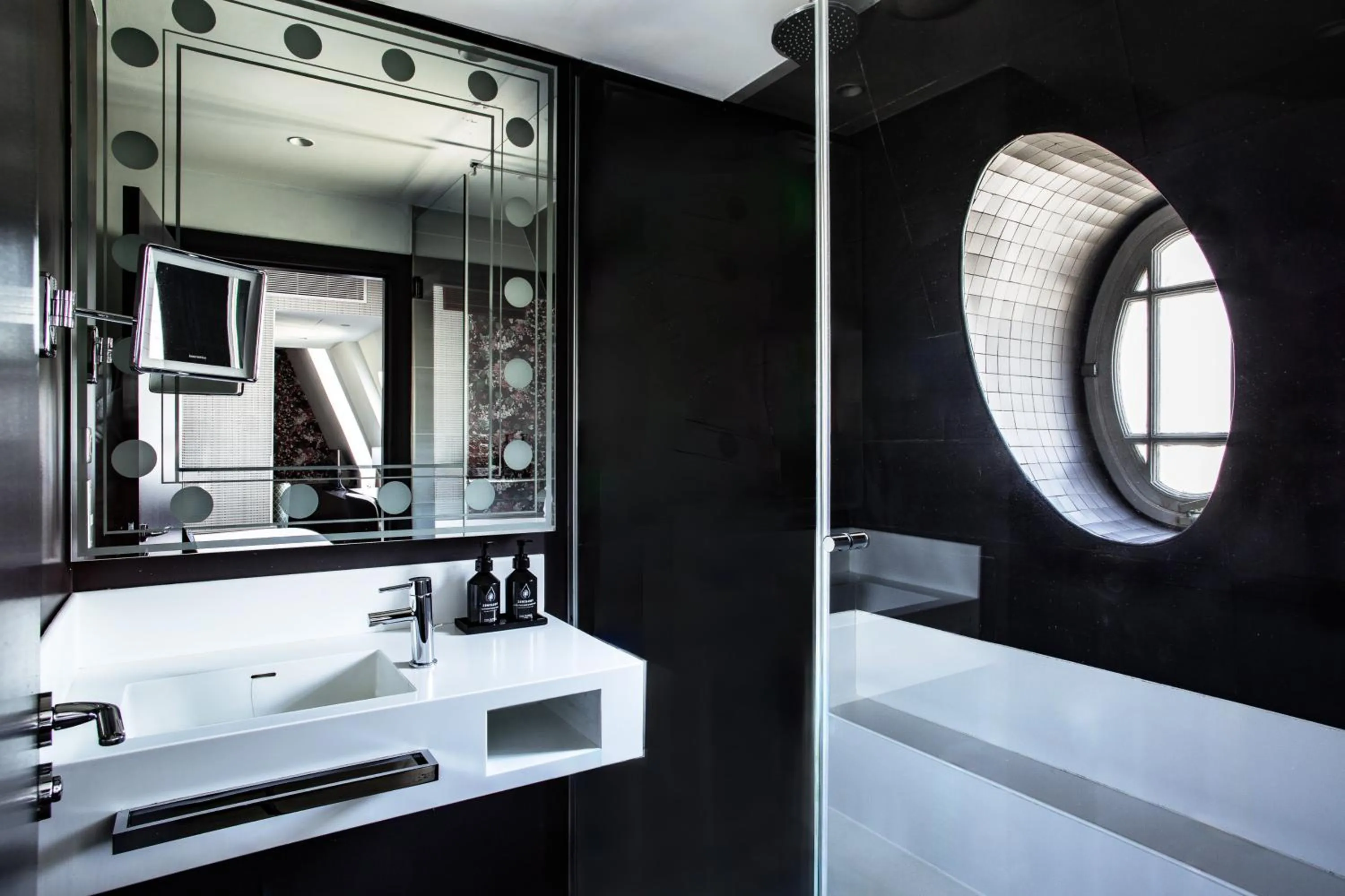 Bathroom, Bed in Hotel Indigo Paris - Opera by IHG