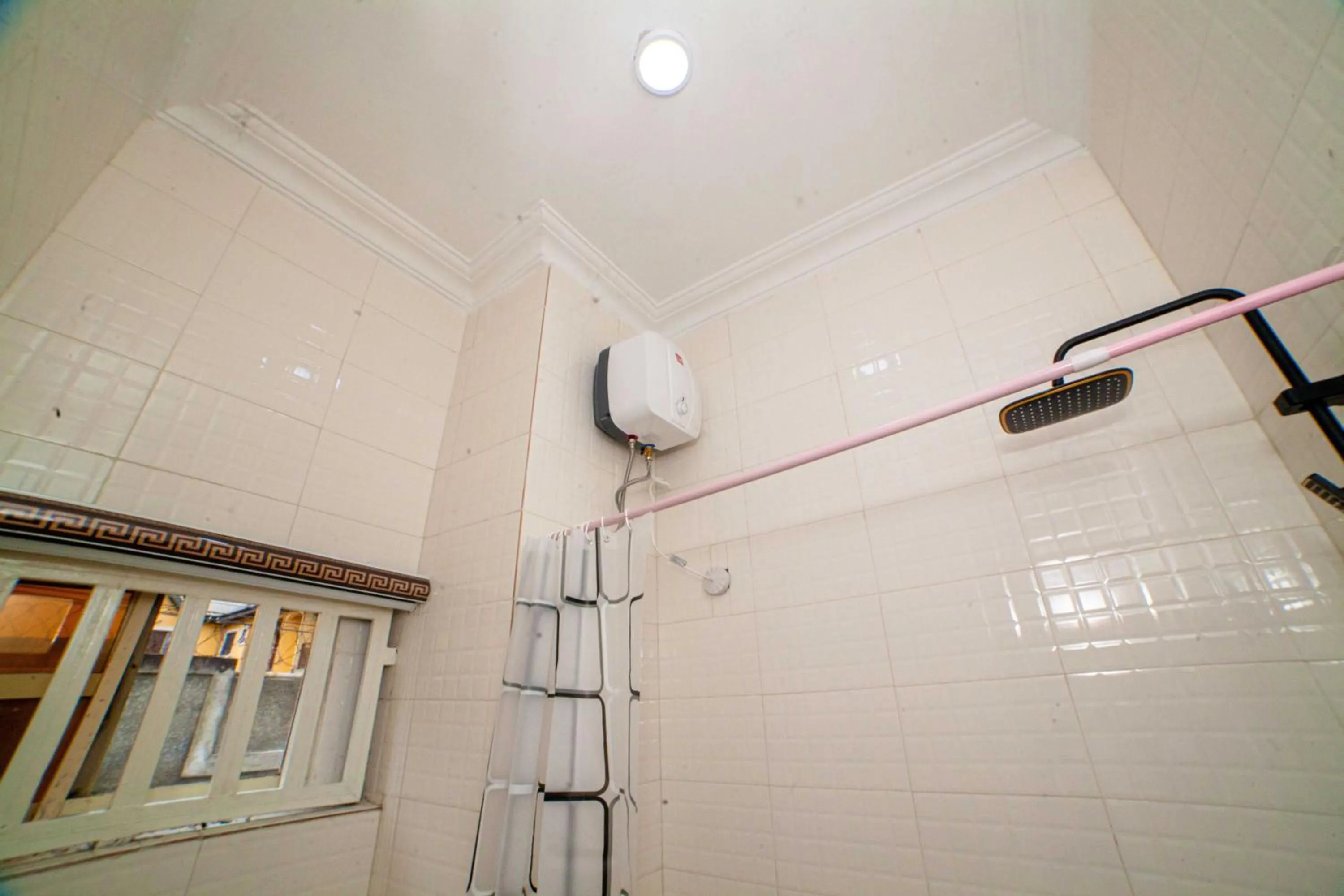 Shower in Schemes Hotel And Apartment