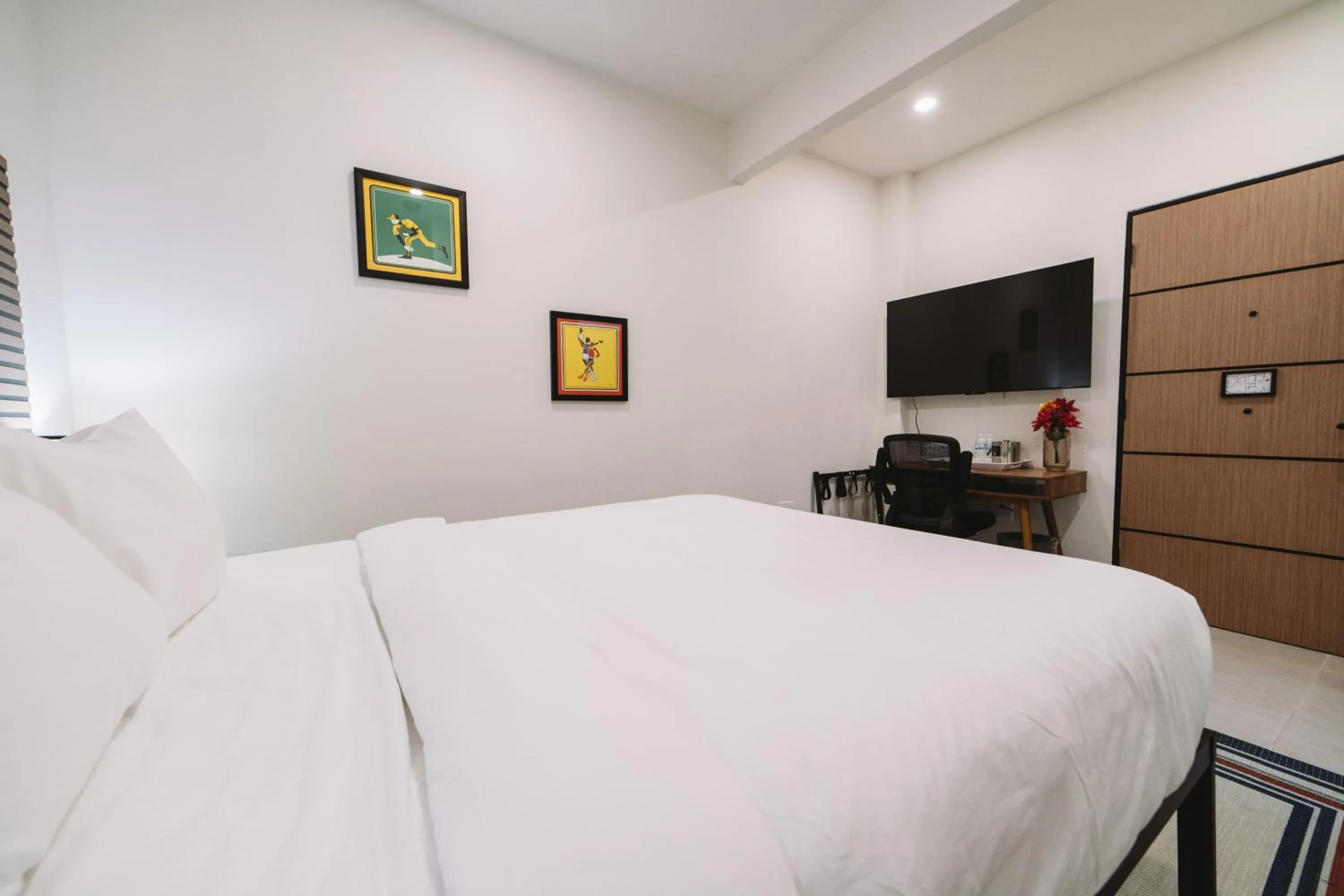 Bedroom, Bed in The Looking Glass Hotel