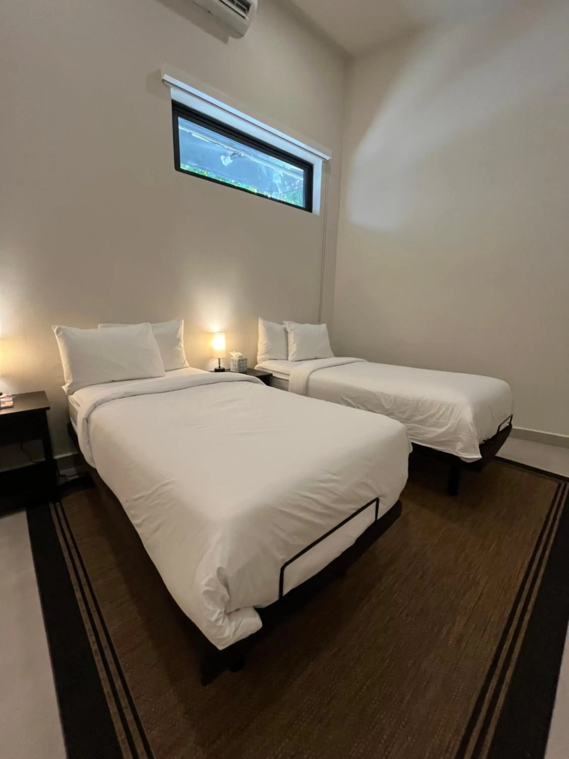 Bedroom, Bed in The Looking Glass Hotel Bedroom, Bed in The Looking Glass Hotel