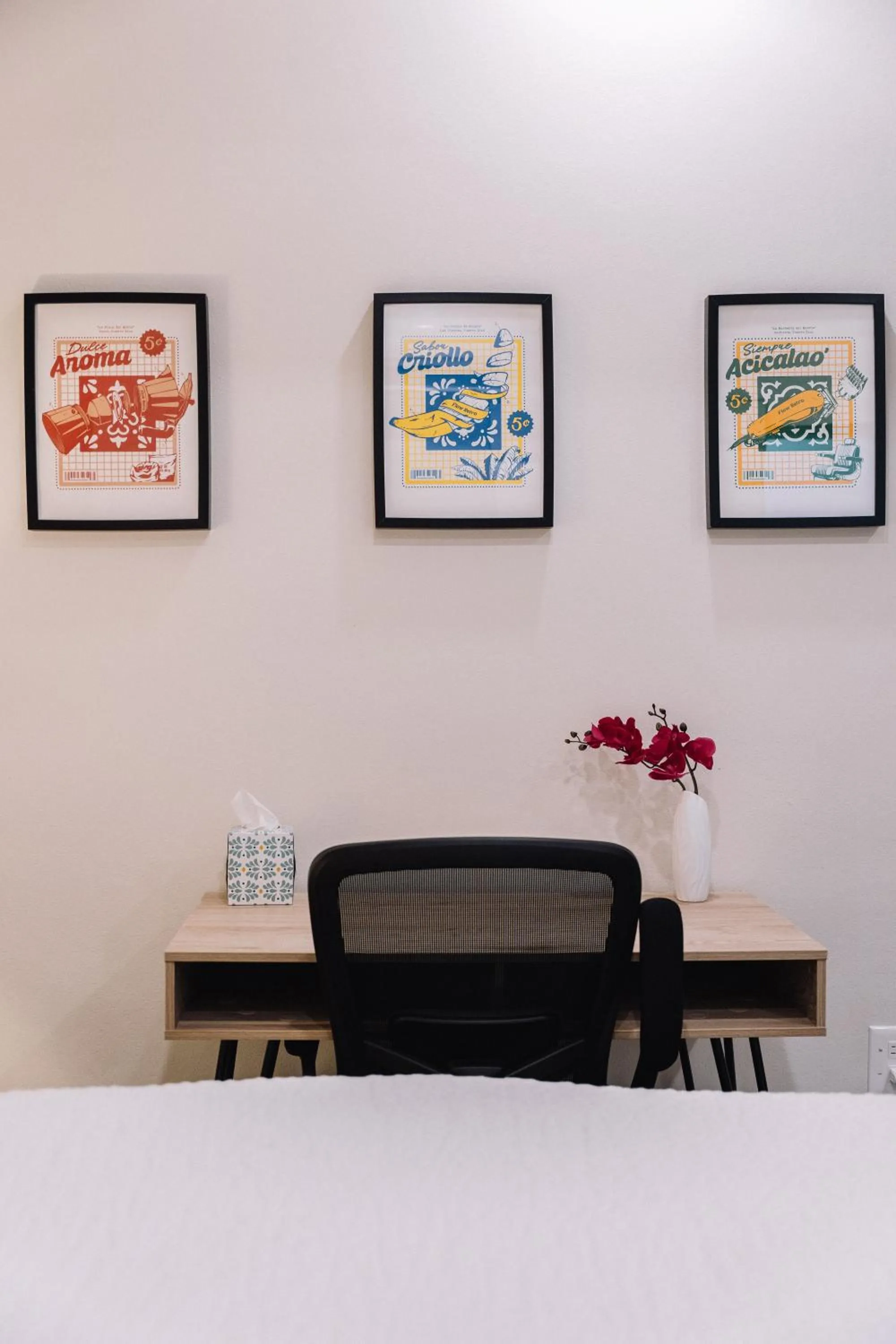 Bedroom, Bed in The Looking Glass Hotel