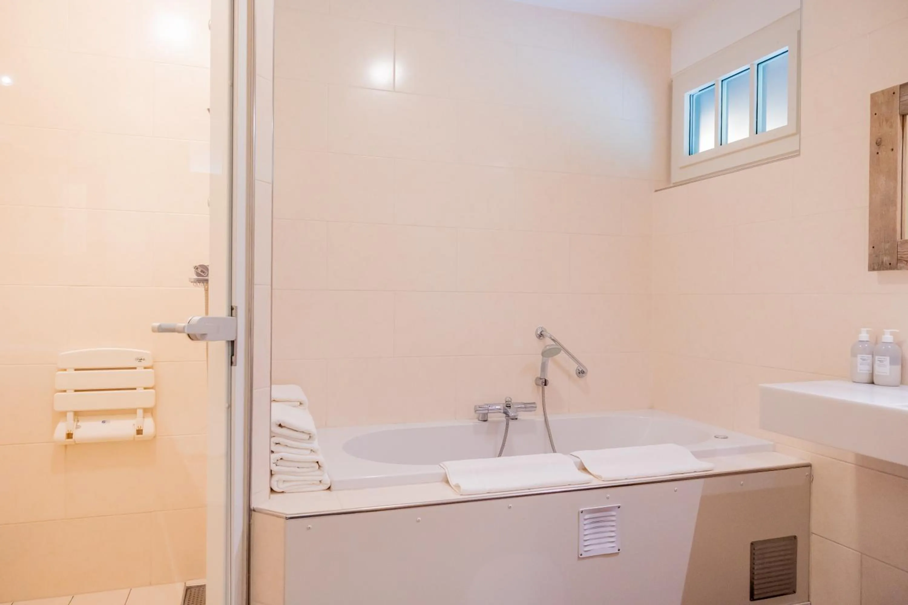 Property building in Hotel De Walvisvaarder