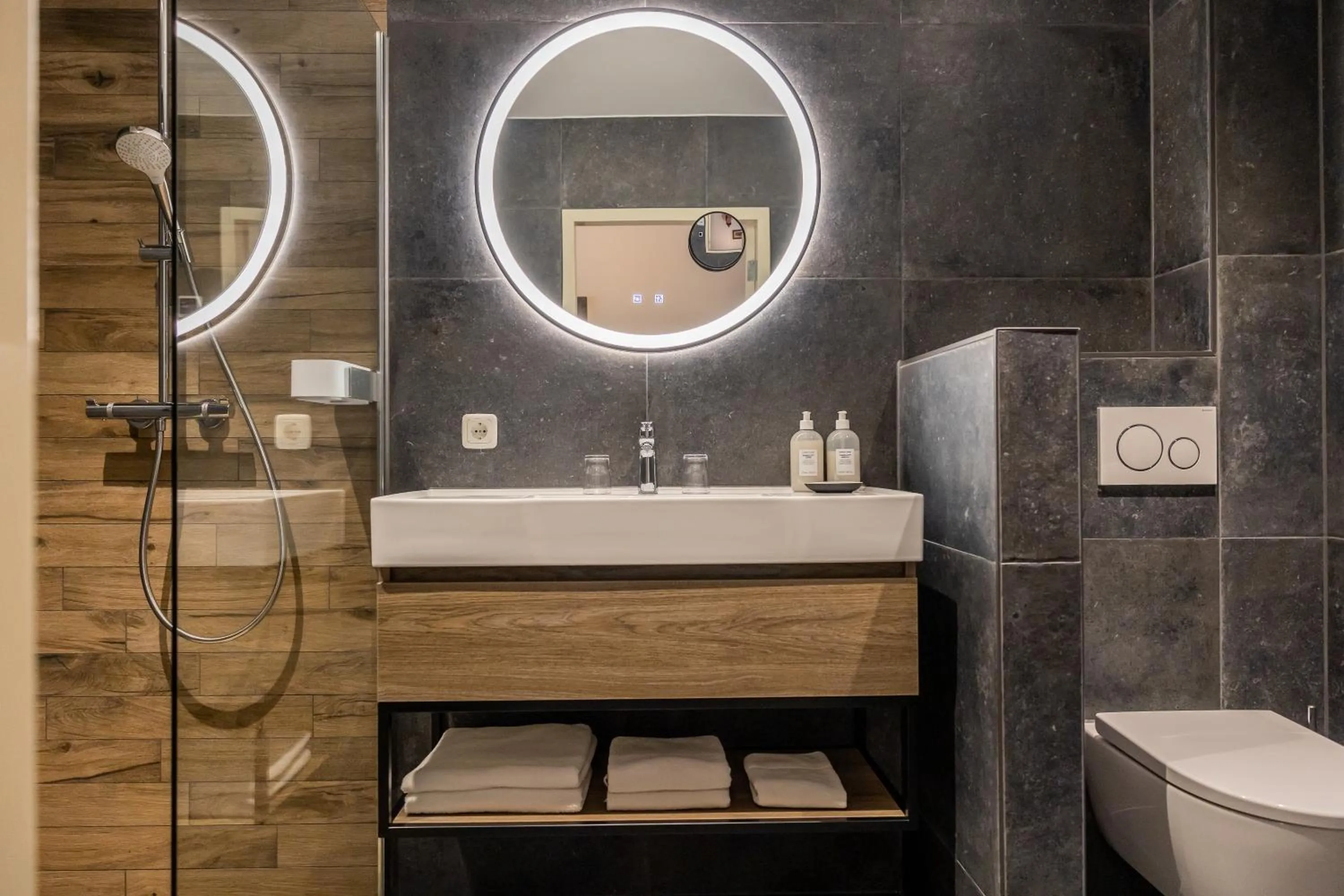 Bathroom in Hotel De Walvisvaarder