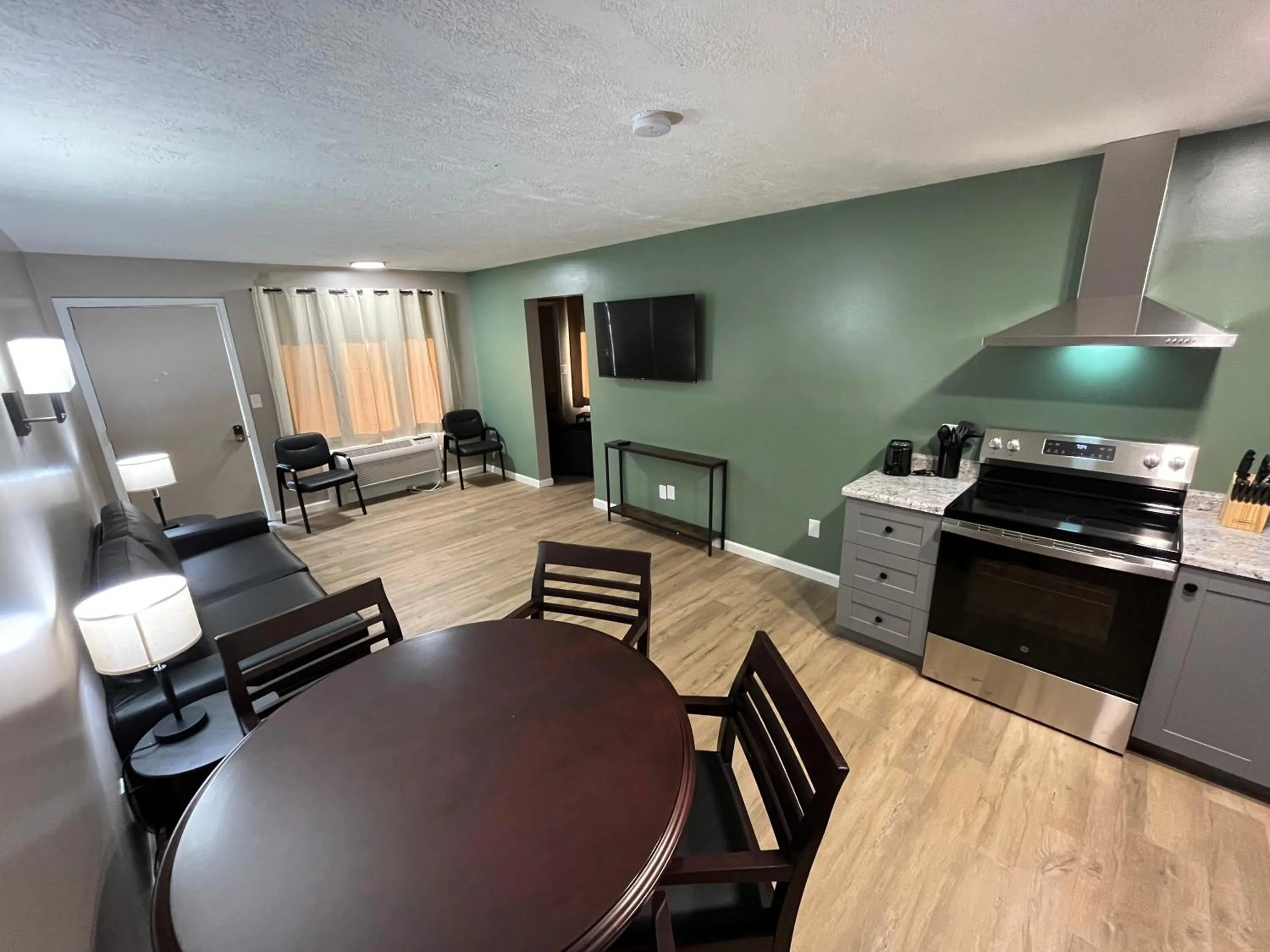 Kitchen or kitchenette in Valley Inn and Suites