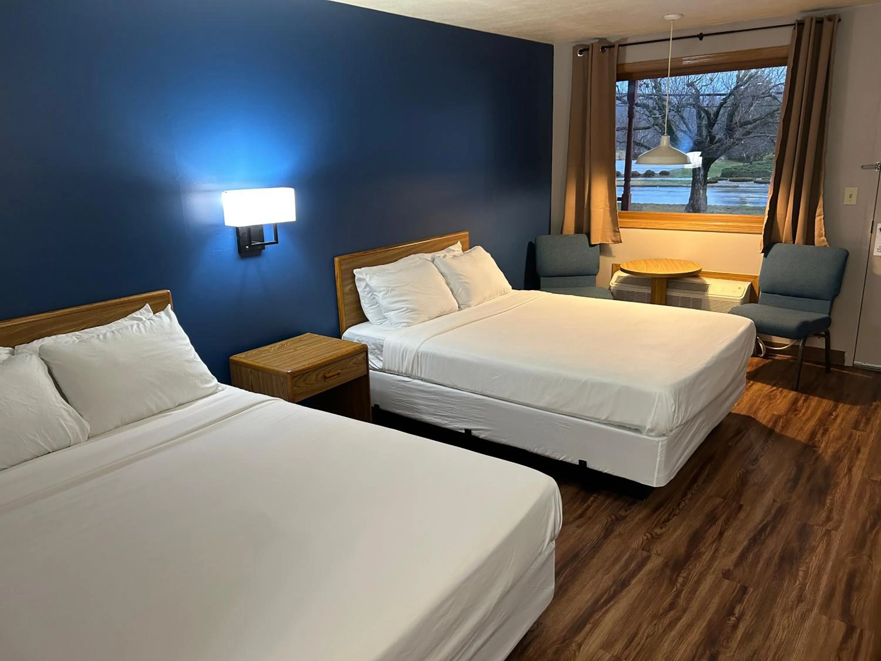 Bed in Valley Inn and Suites