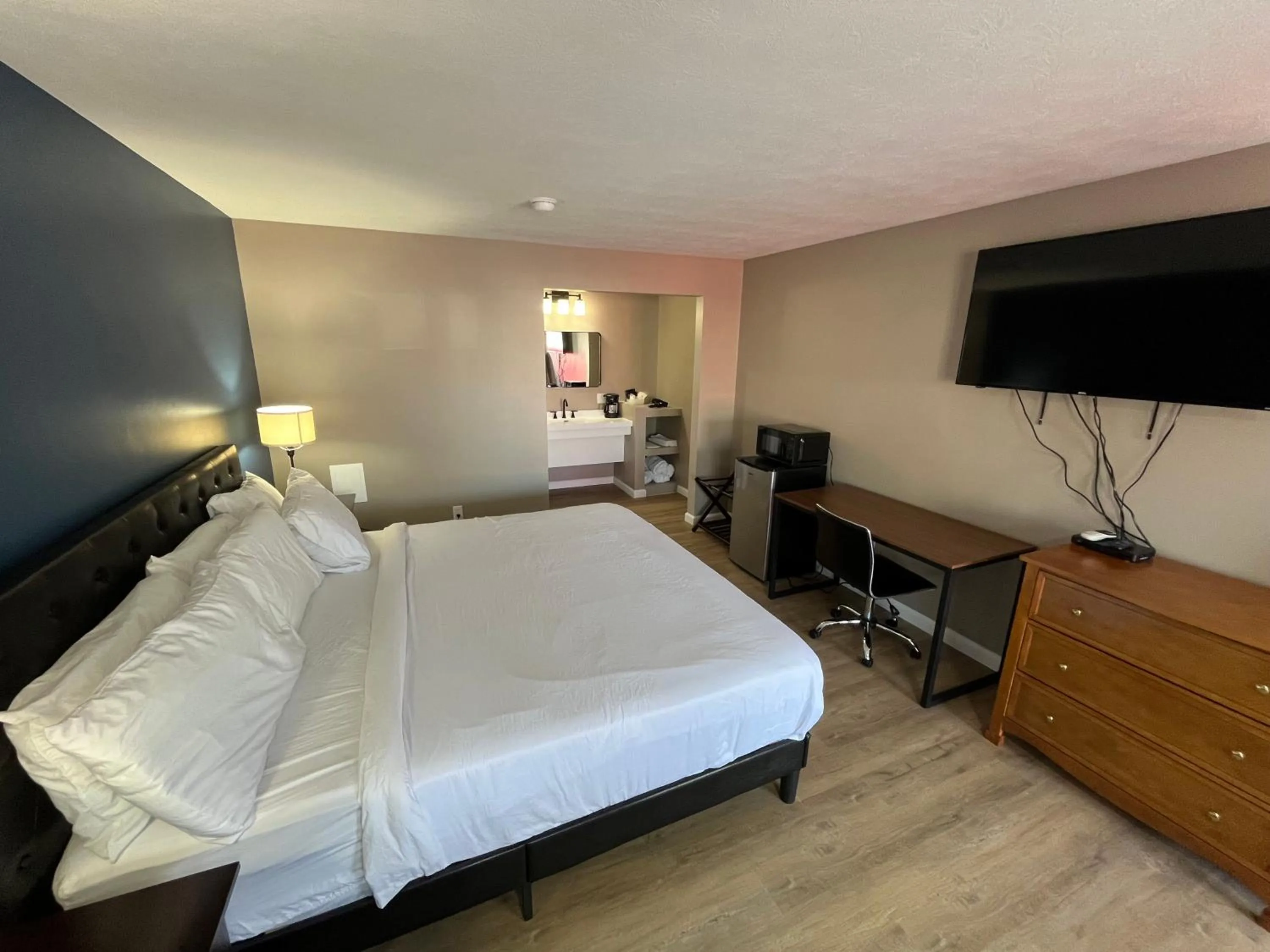 Bed in Valley Inn and Suites