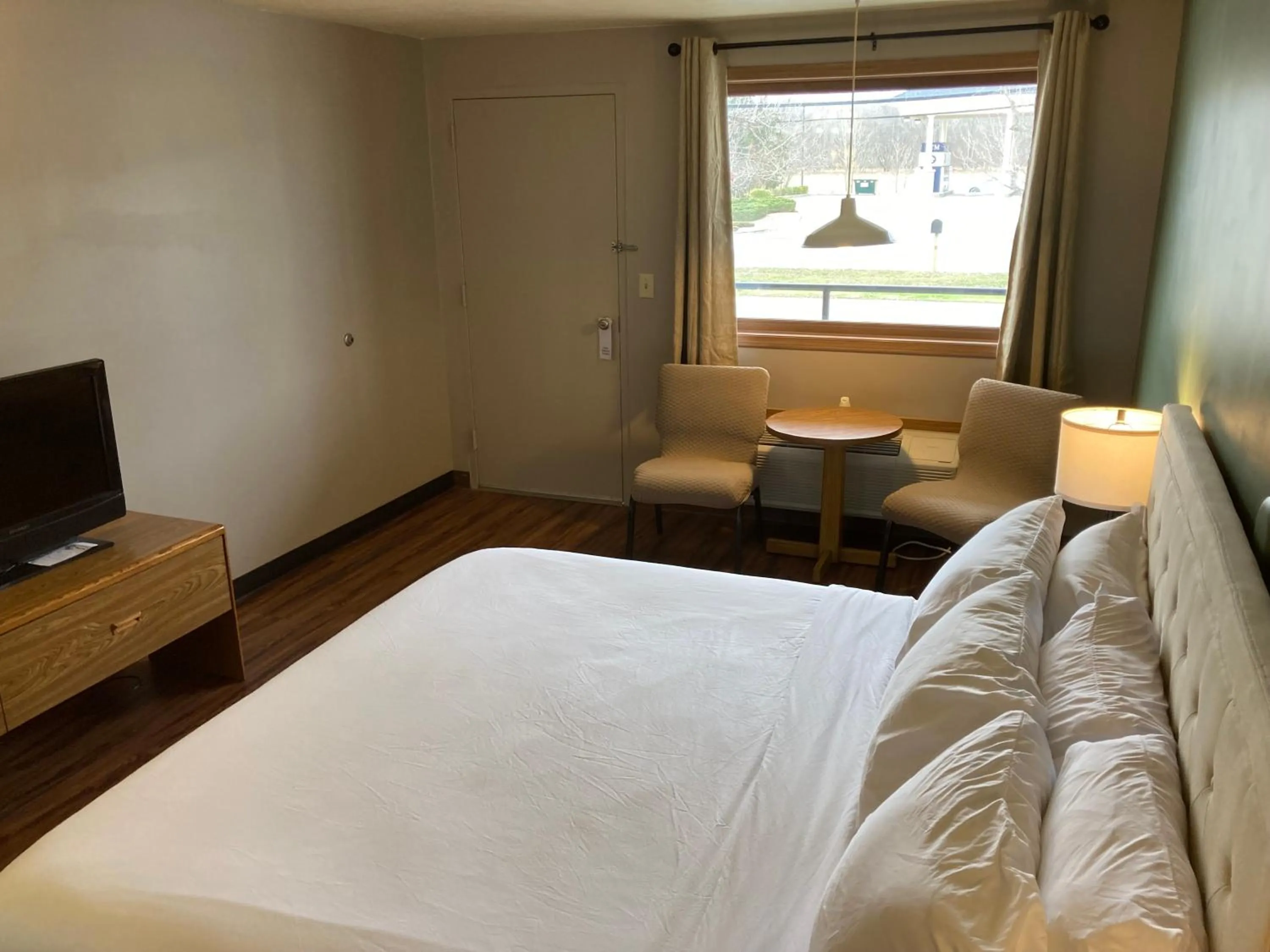 Bed in Valley Inn and Suites