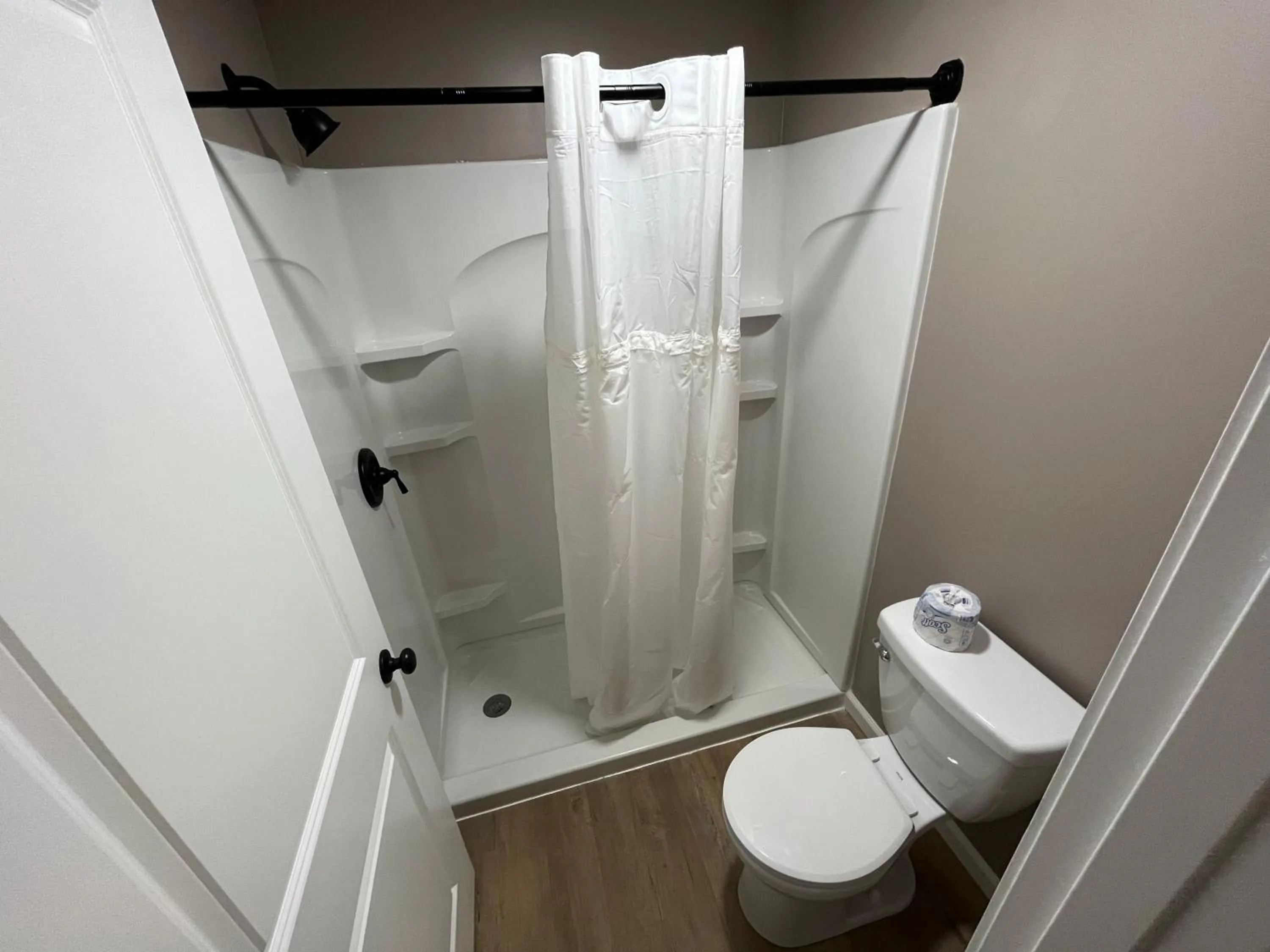 Shower in Valley Inn and Suites