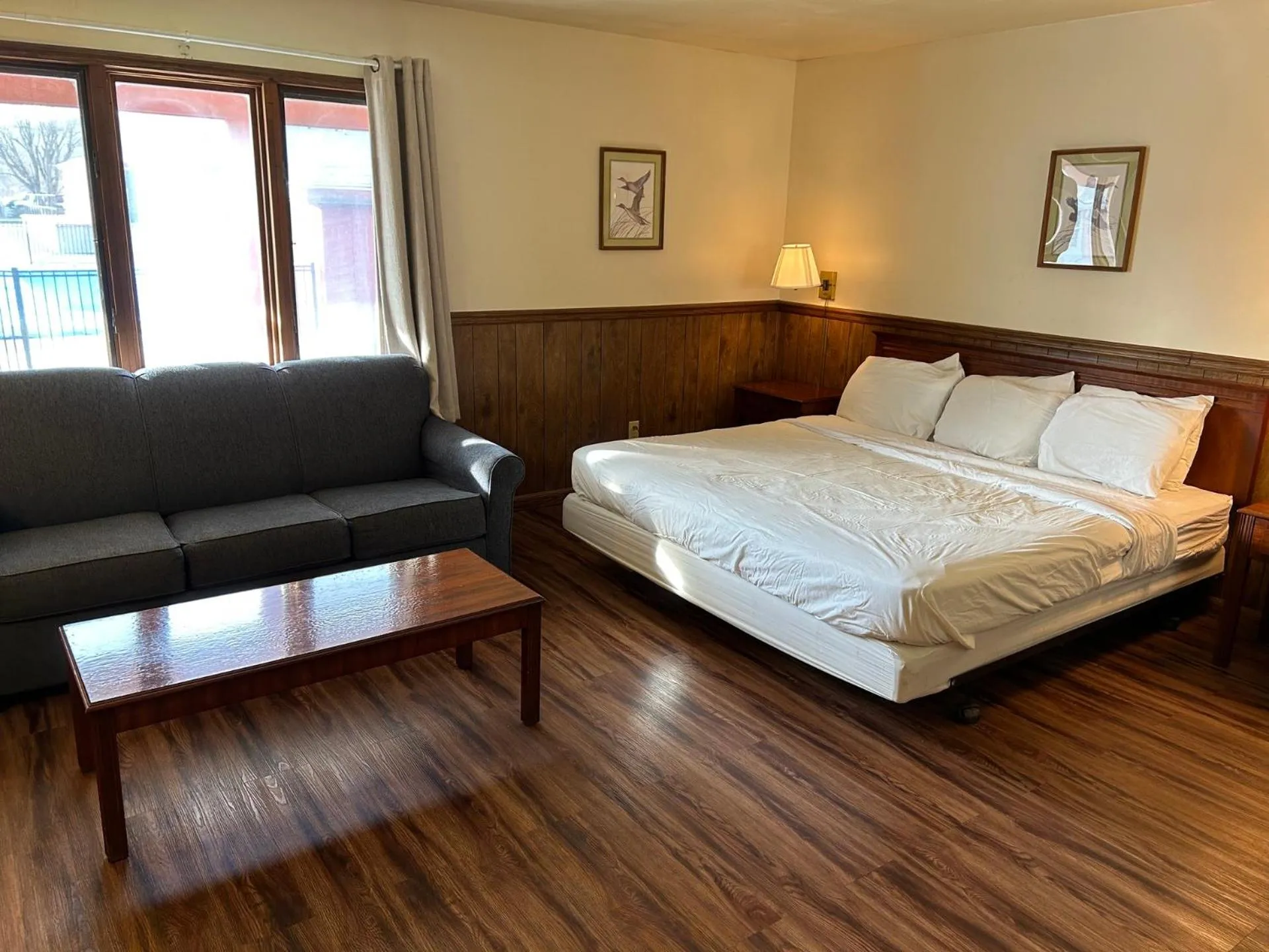 Seating area, Bed in Valley Inn and Suites