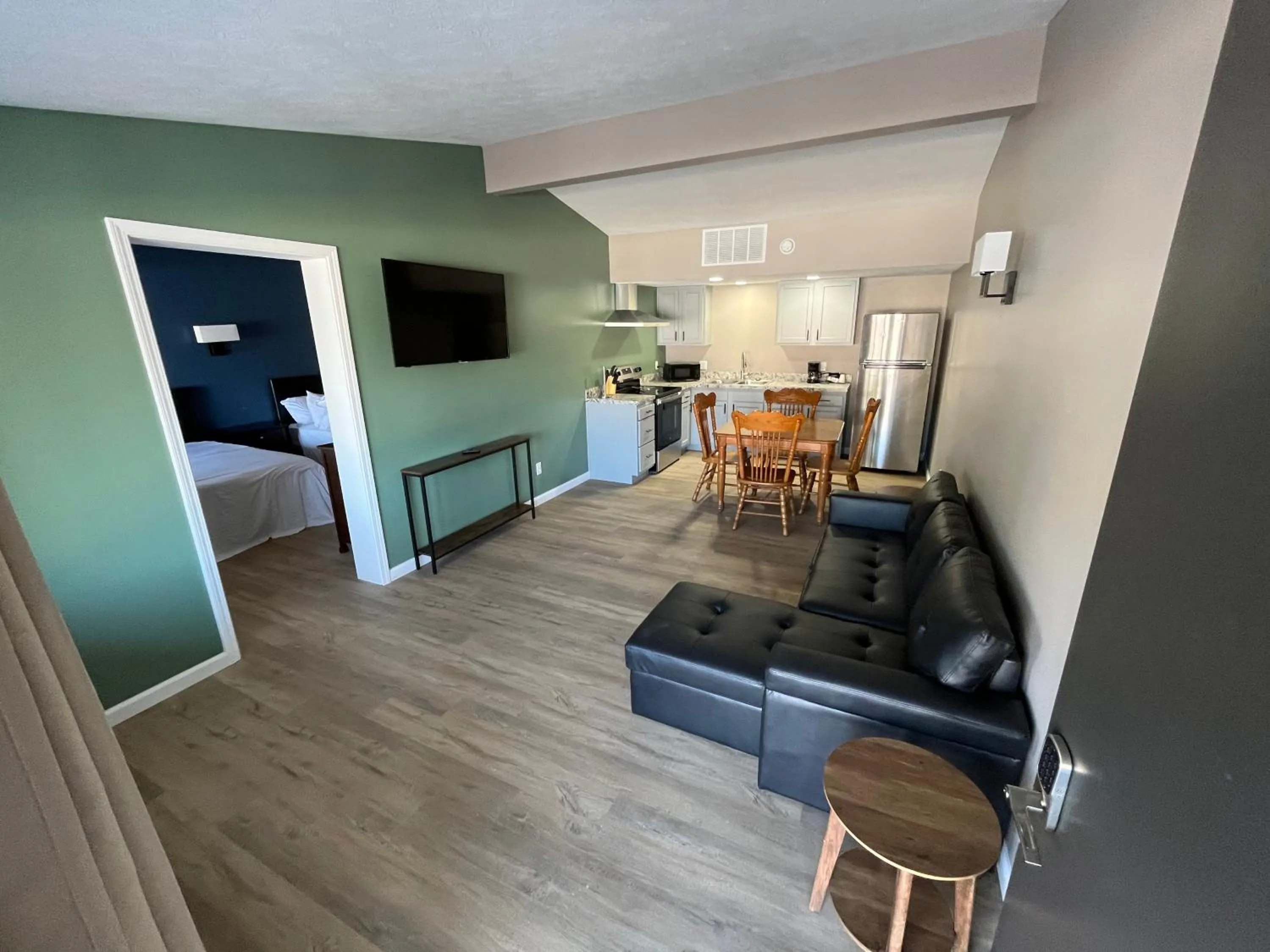 Communal lounge/ TV room, Bed in Valley Inn and Suites