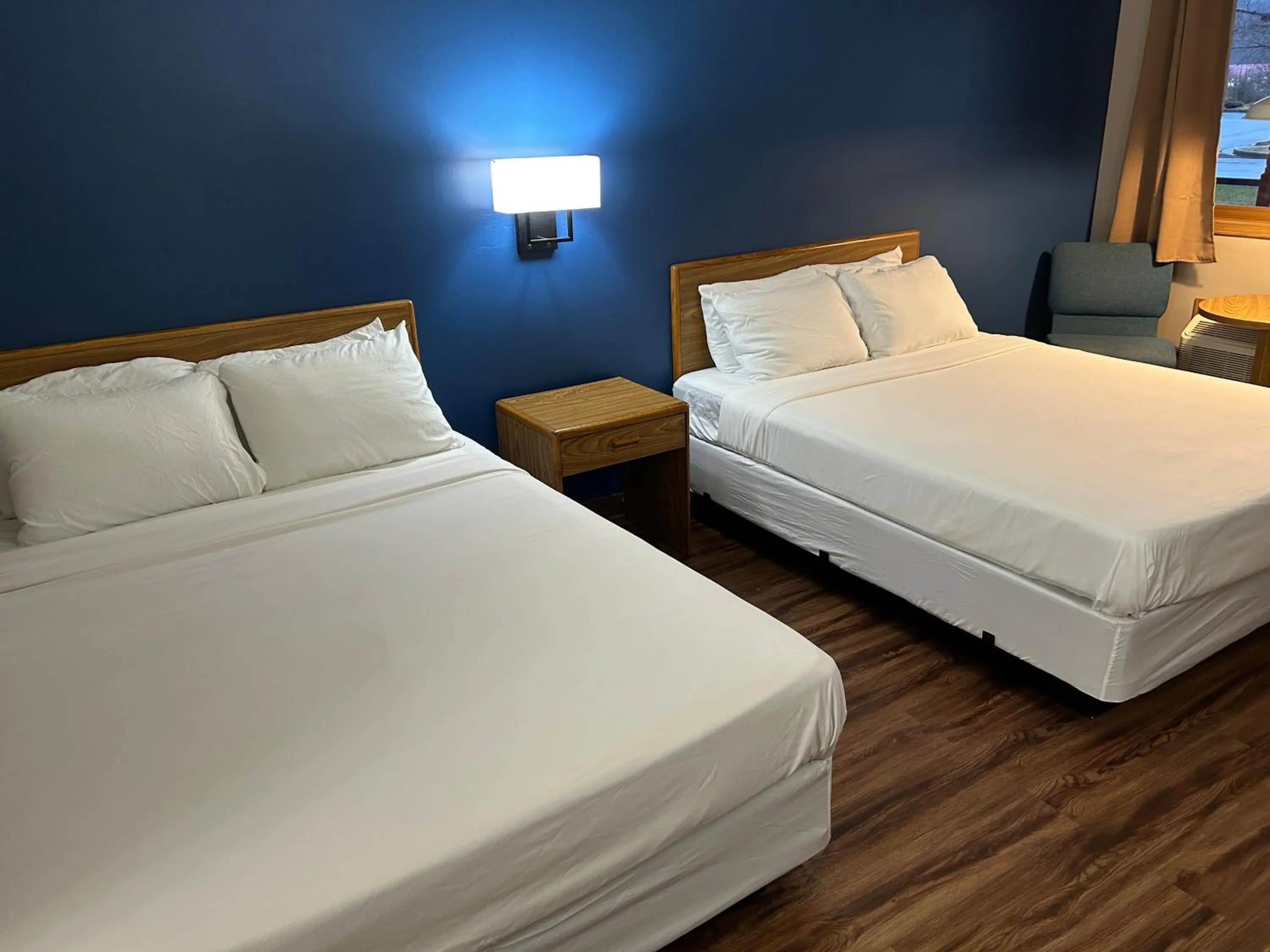 Bed in Valley Inn and Suites