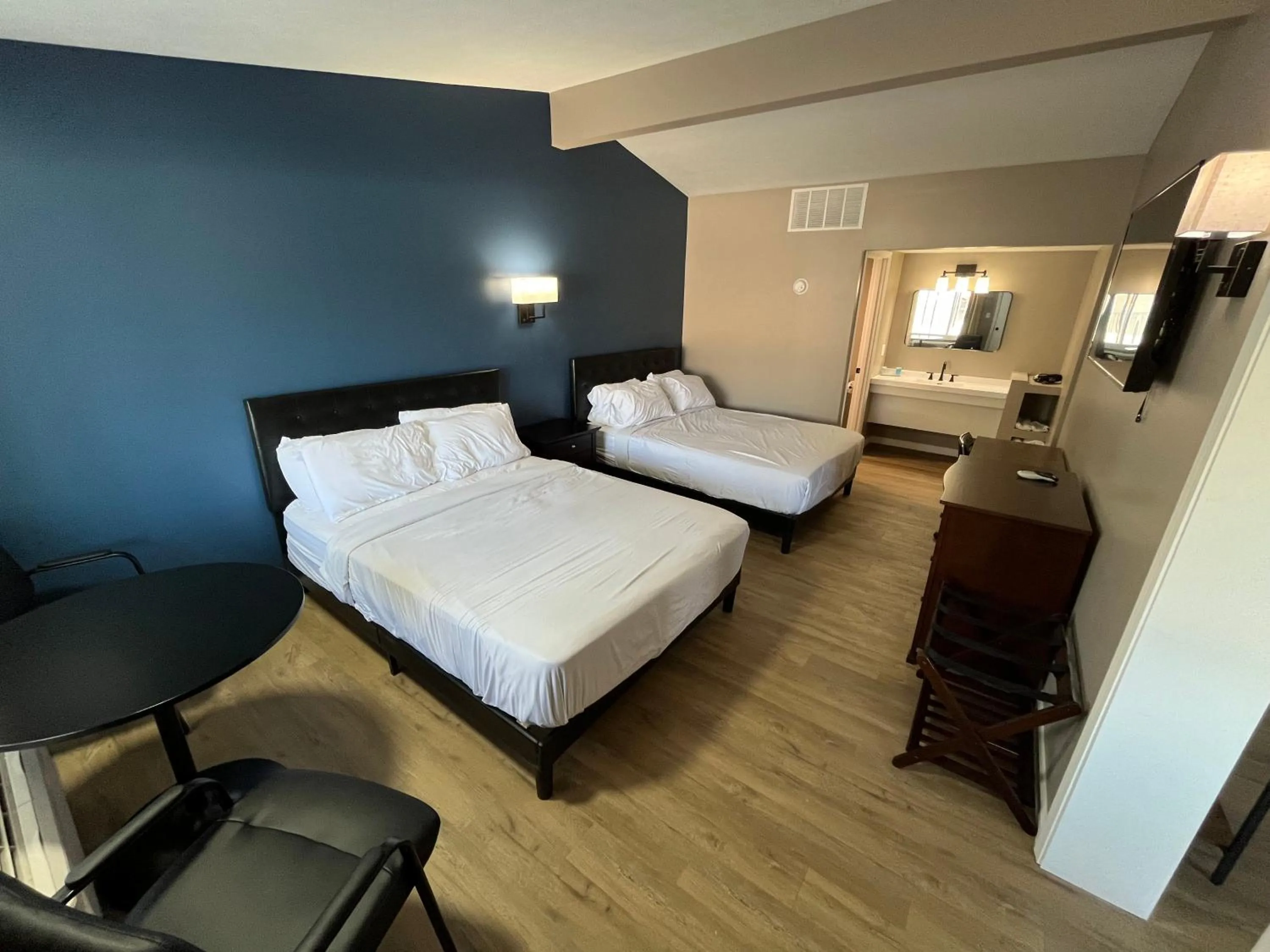 Bedroom, Bed in Valley Inn and Suites
