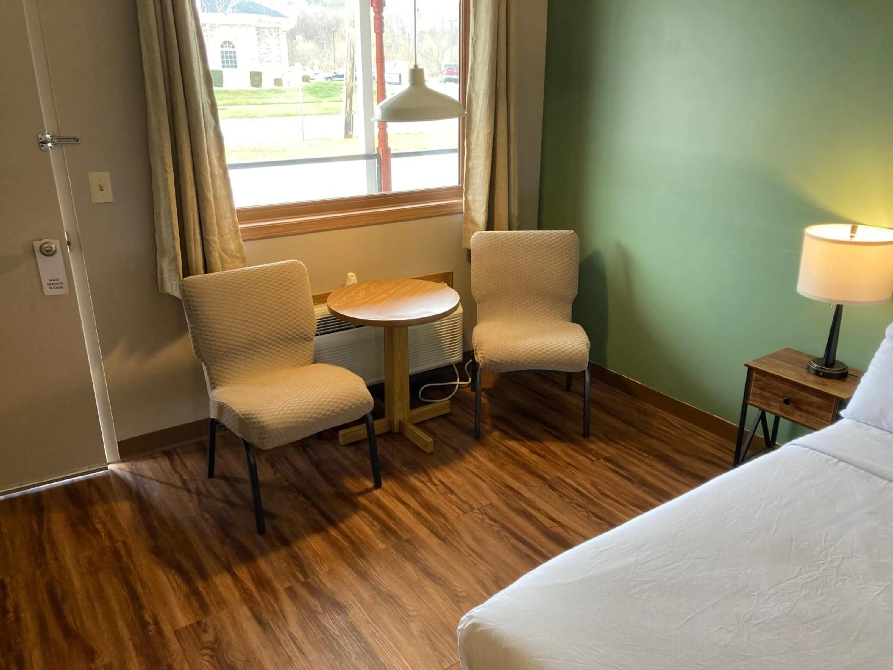 Seating area, Bed in Valley Inn and Suites