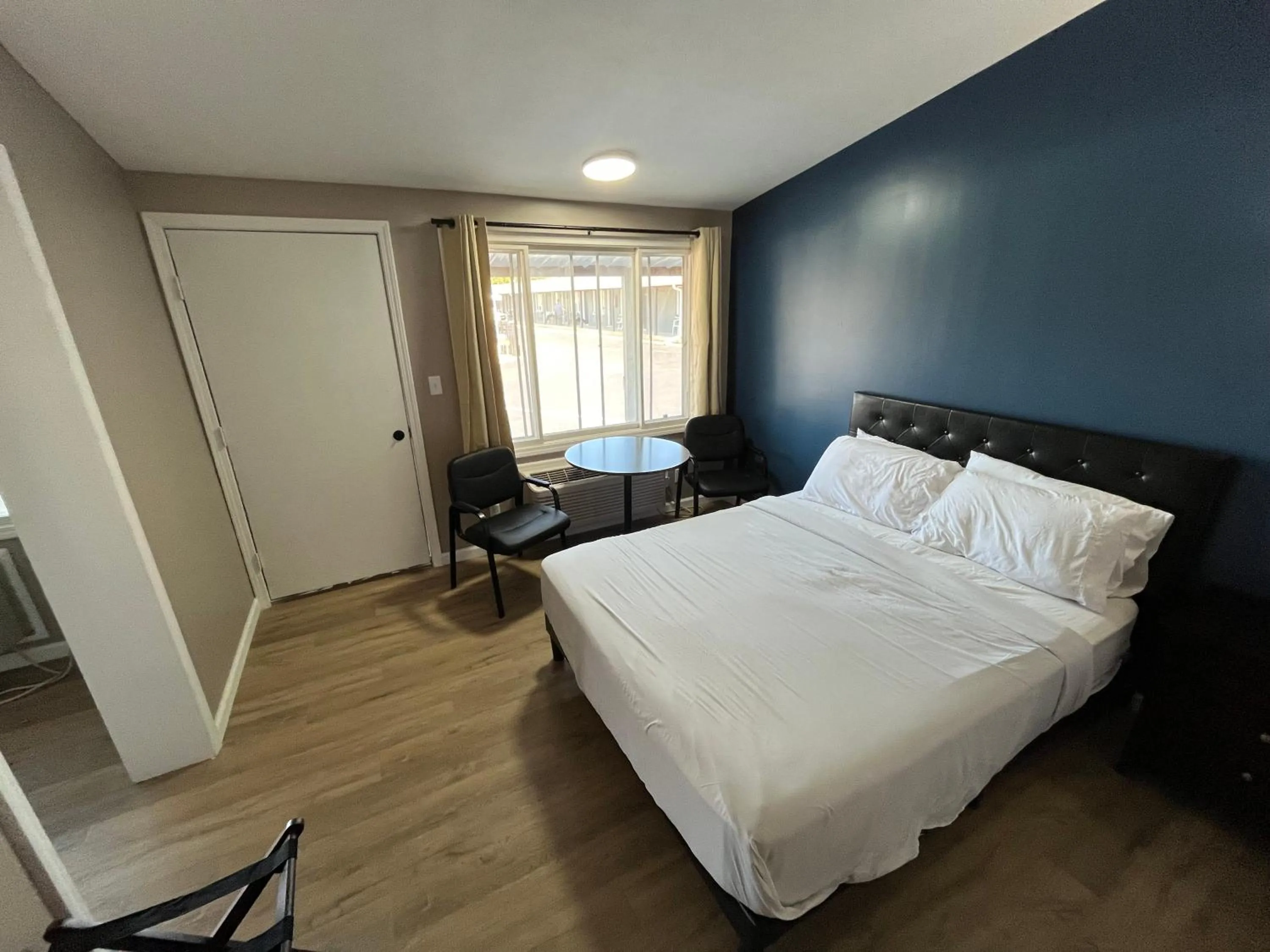 Bedroom, Bed in Valley Inn and Suites