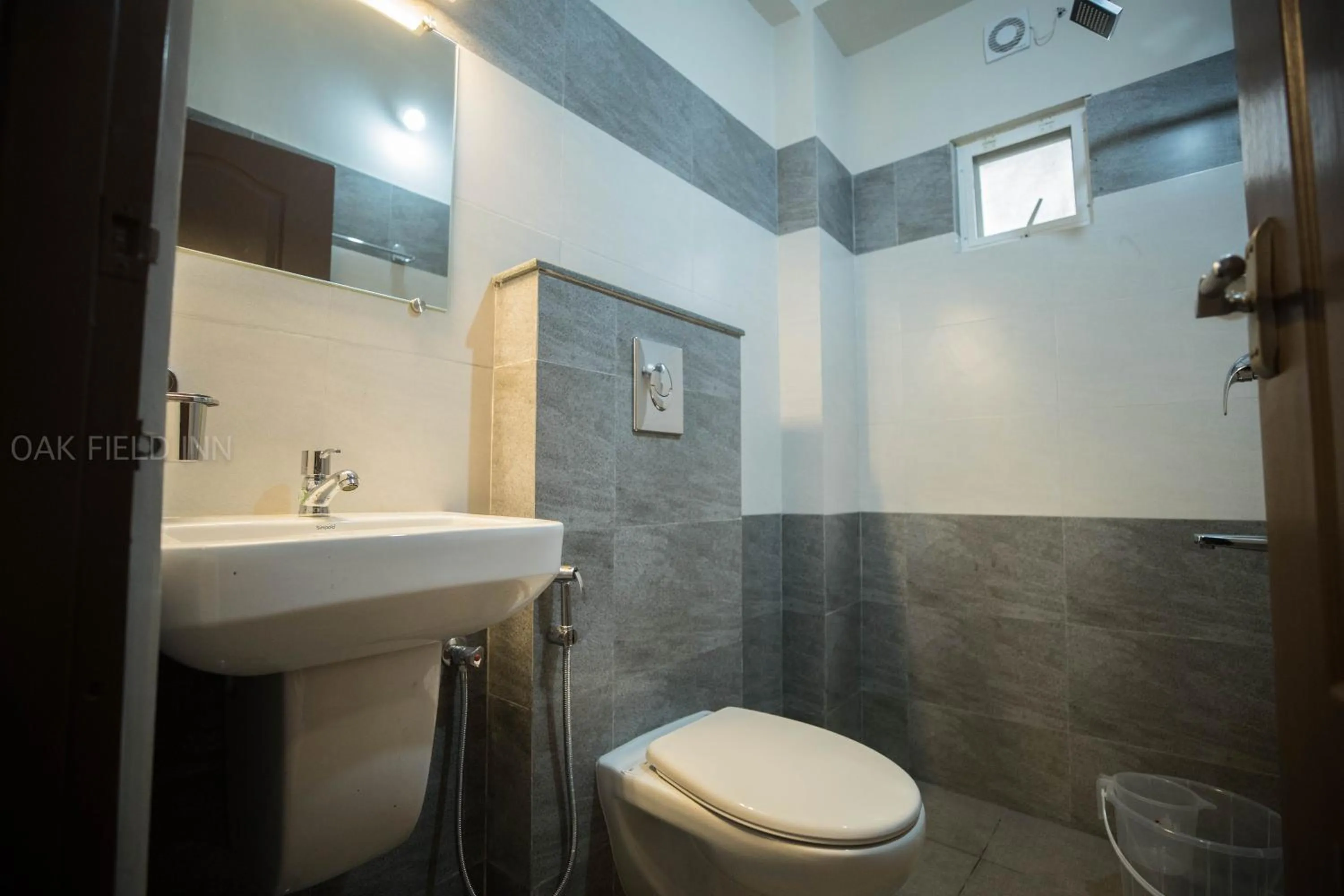 Toilet in Oak Field Inn