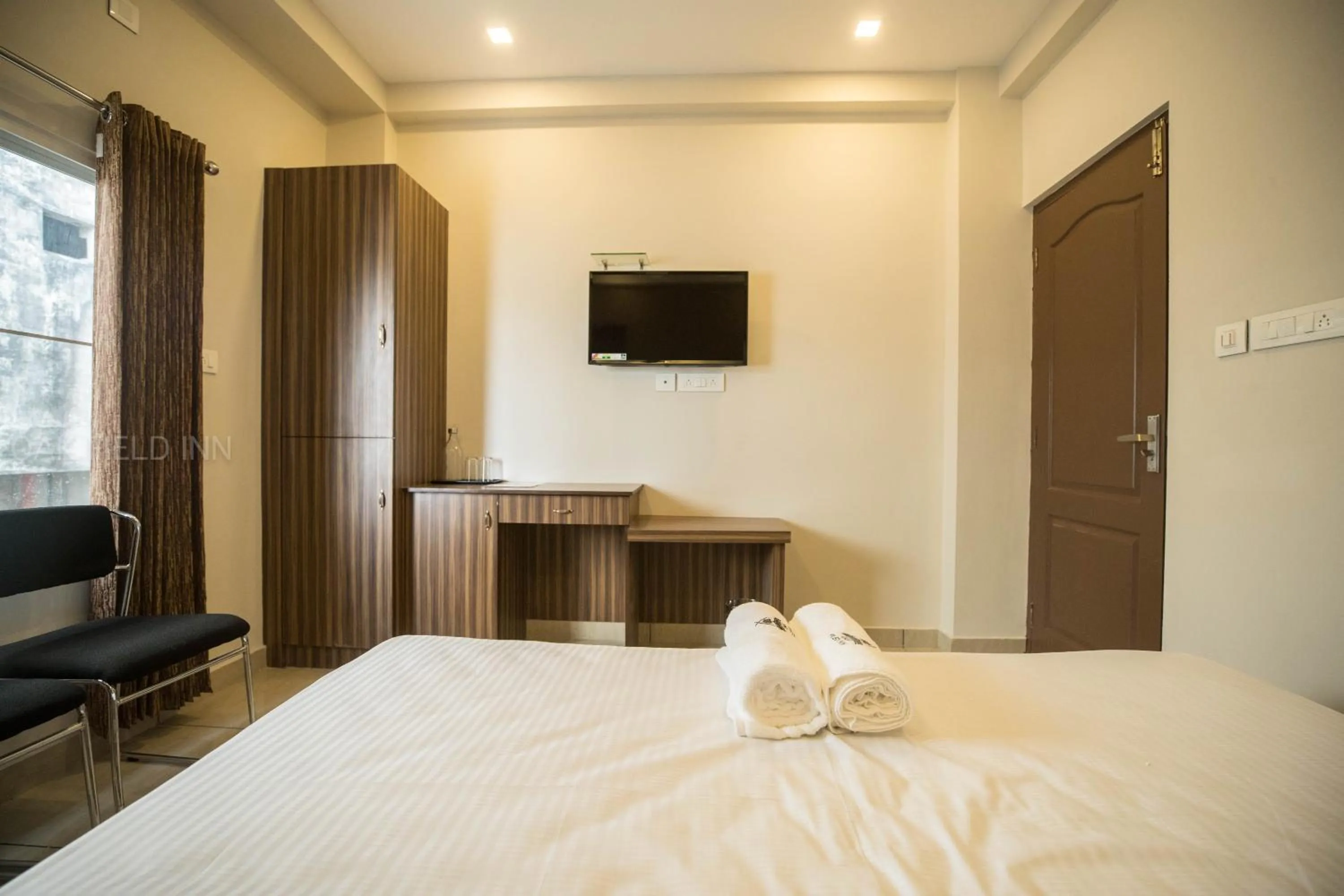 wardrobe, Bed in Oak Field Inn