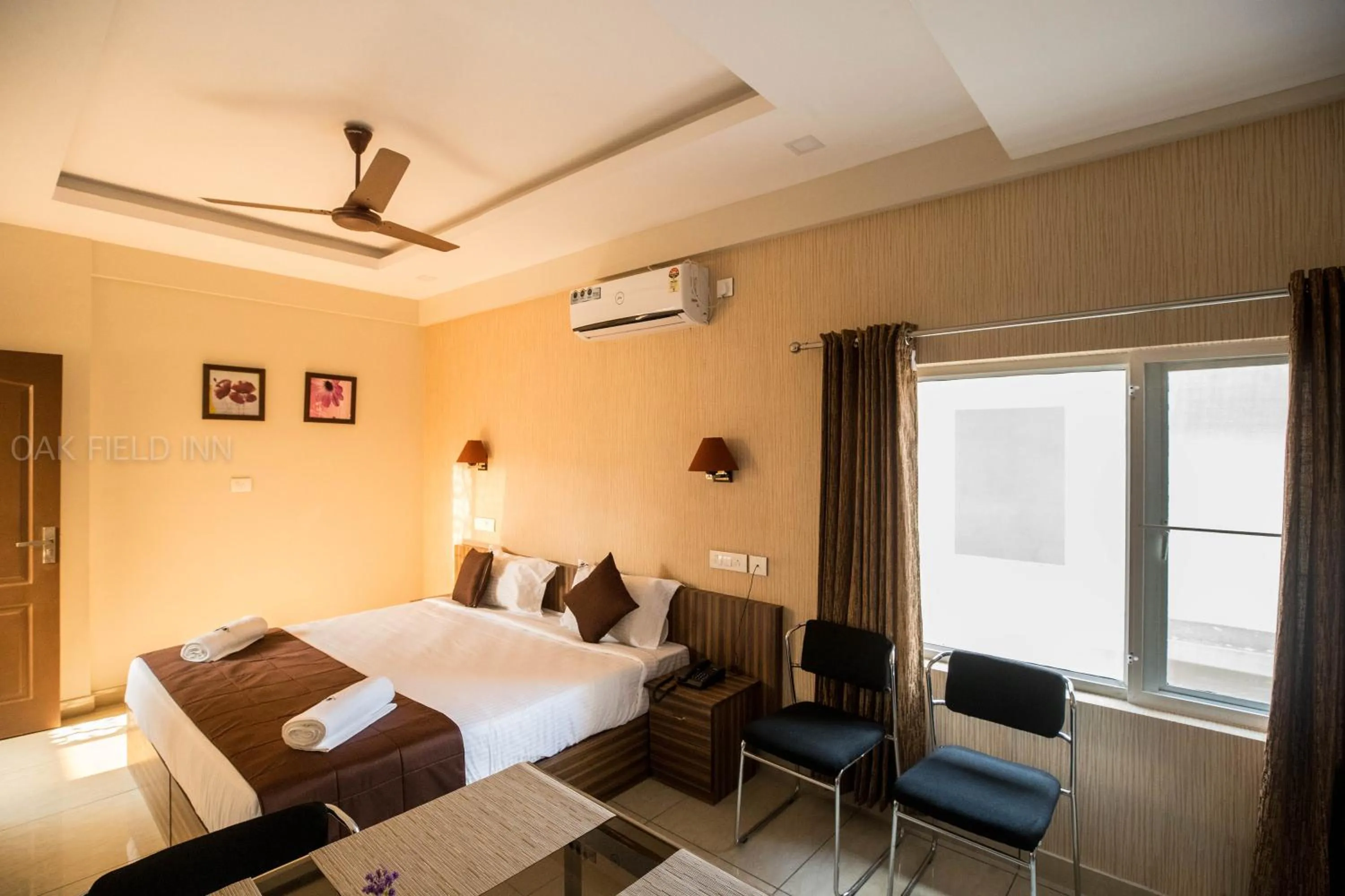 Photo of the whole room, Bed in Oak Field Inn