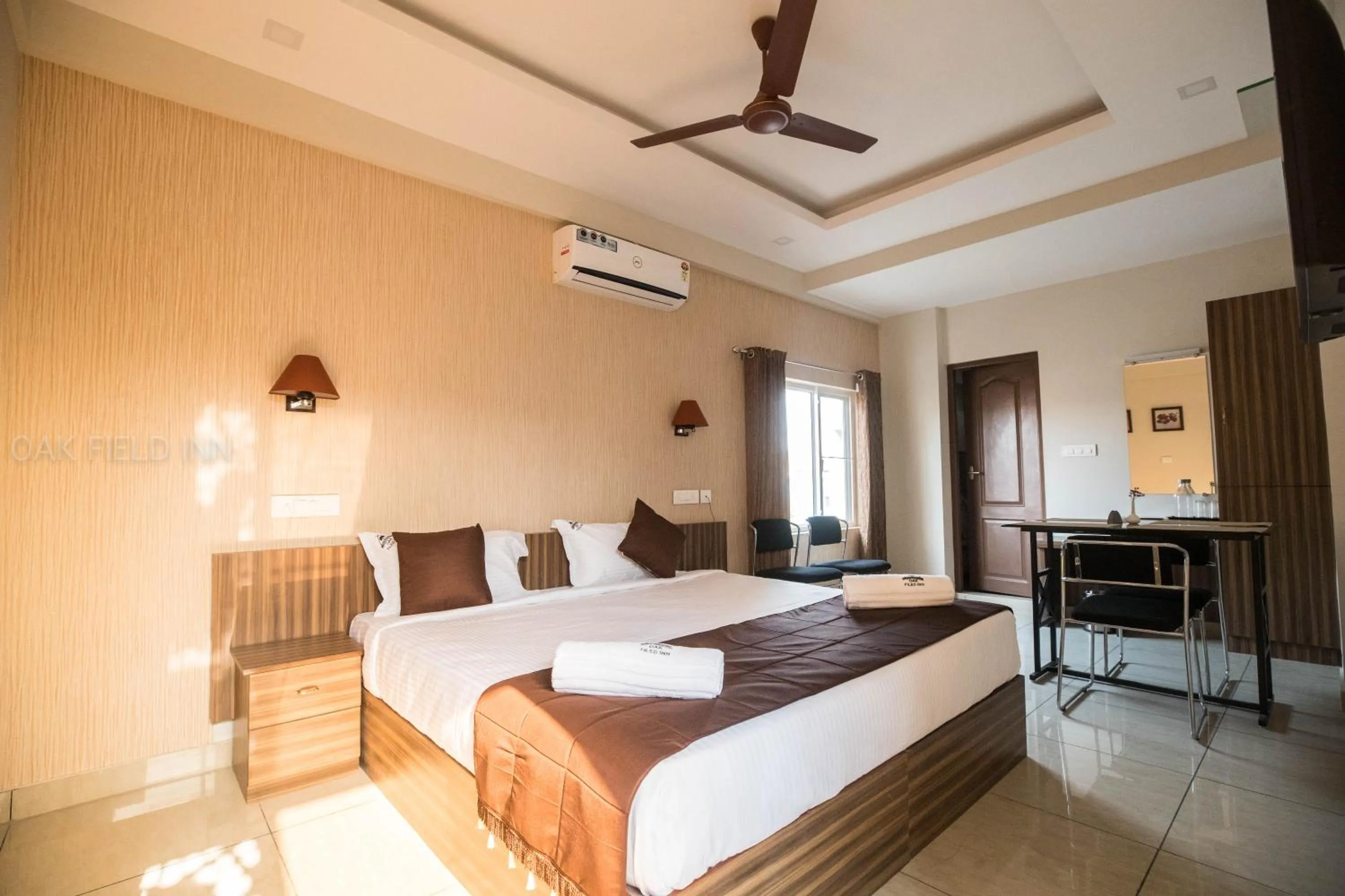 Photo of the whole room, Bed in Oak Field Inn