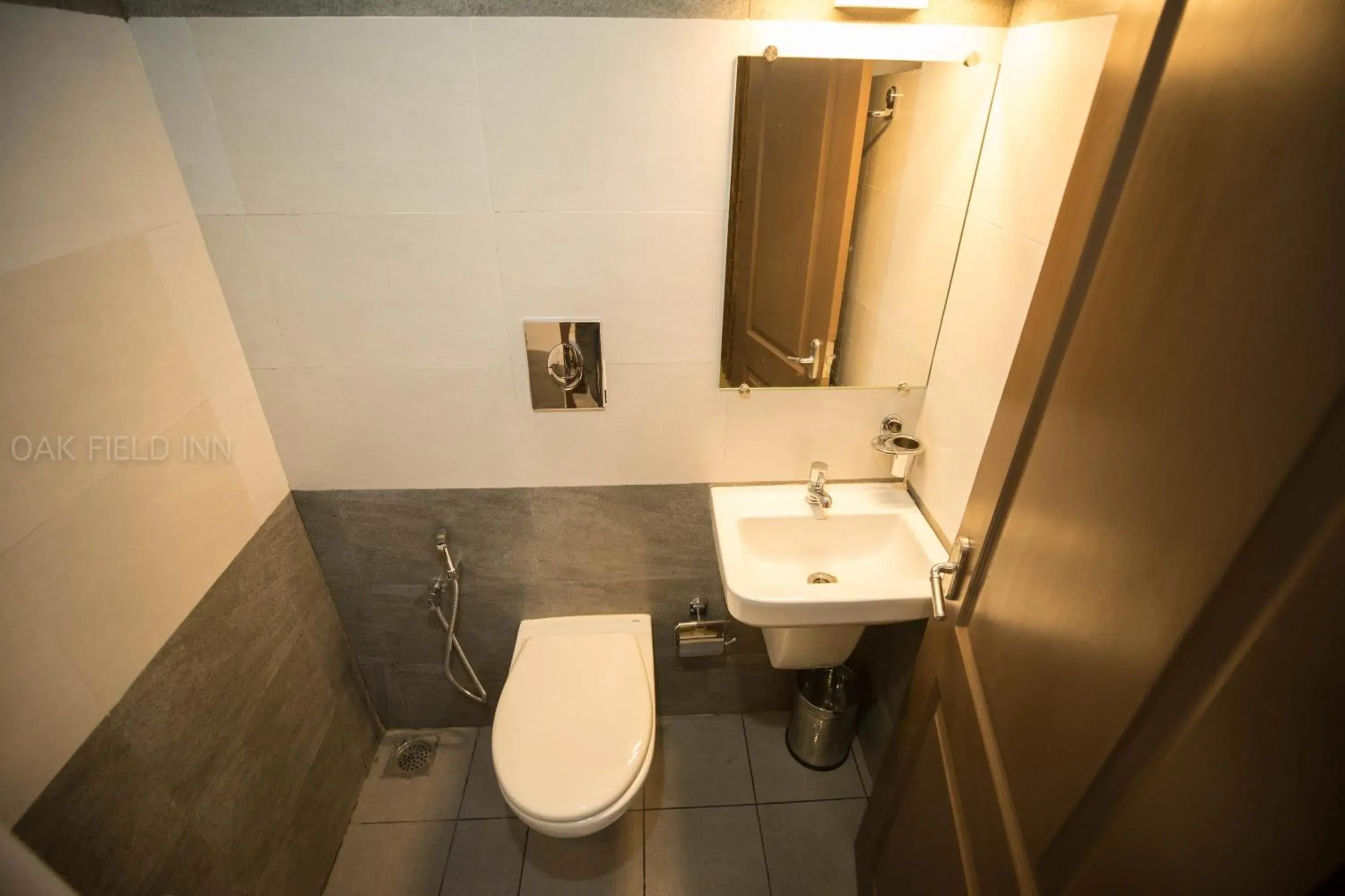 Toilet in Oak Field Inn Toilet in Oak Field Inn