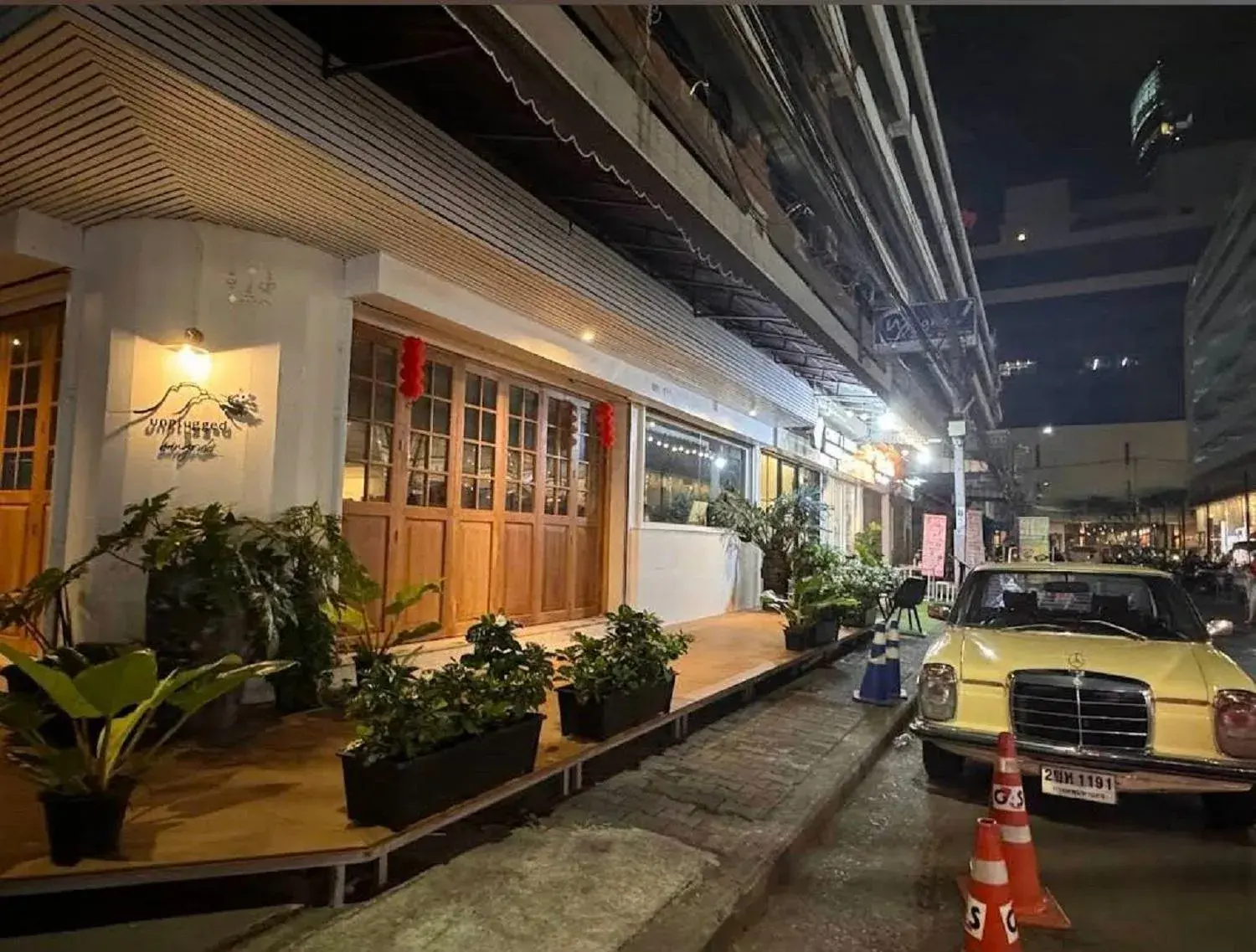 Property building in Unplugged at Bangrak Design Hostel Property building in Unplugged at Bangrak Design Hostel