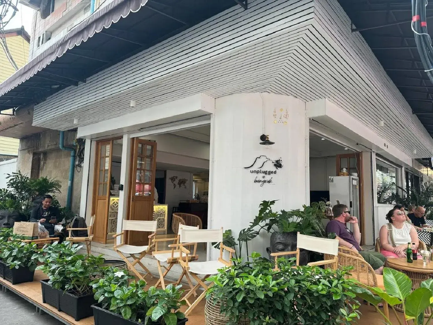 Property building in Unplugged at Bangrak Design Hostel Property building in Unplugged at Bangrak Design Hostel