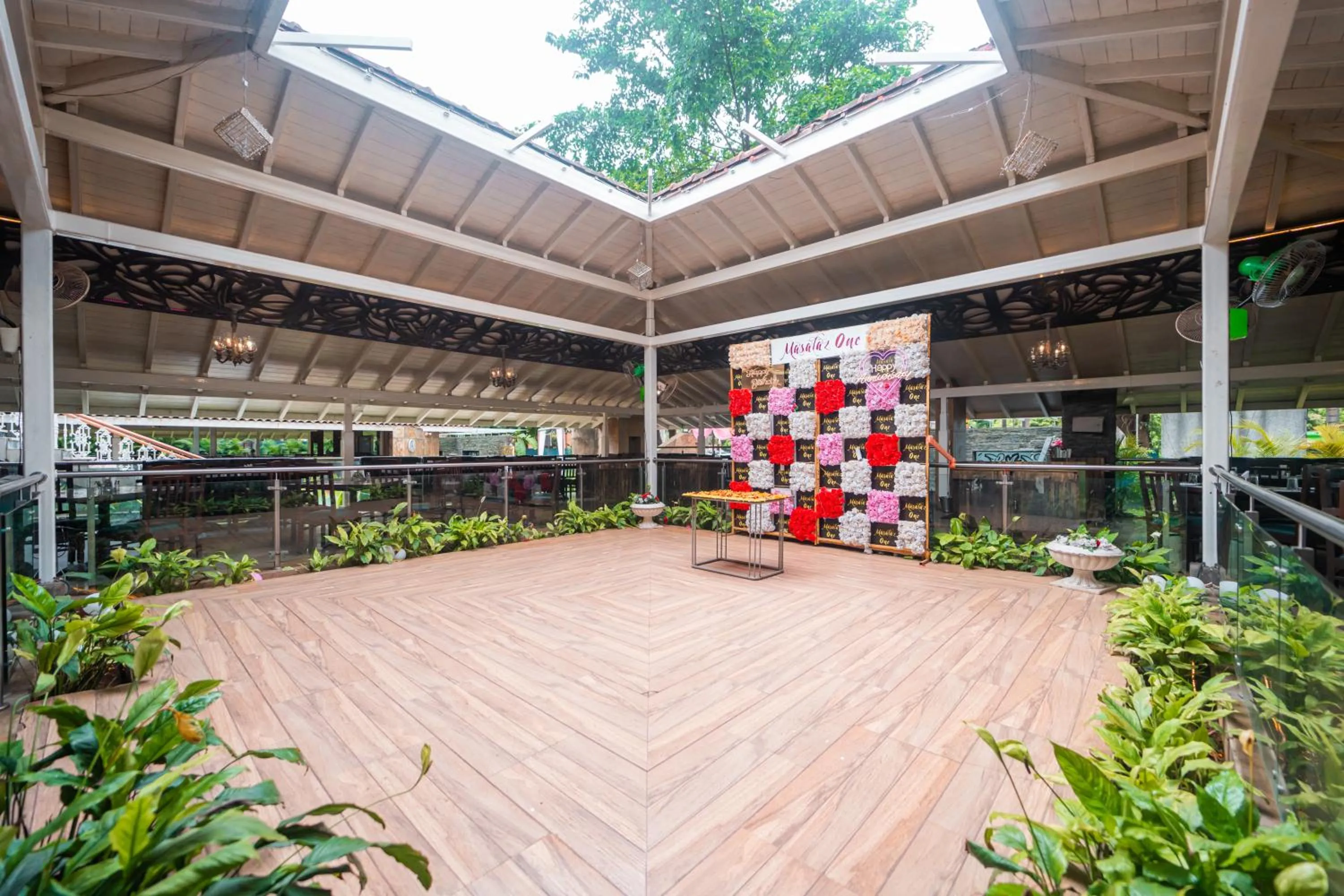 Restaurant/places to eat in Treebo Sai Rekha Inn