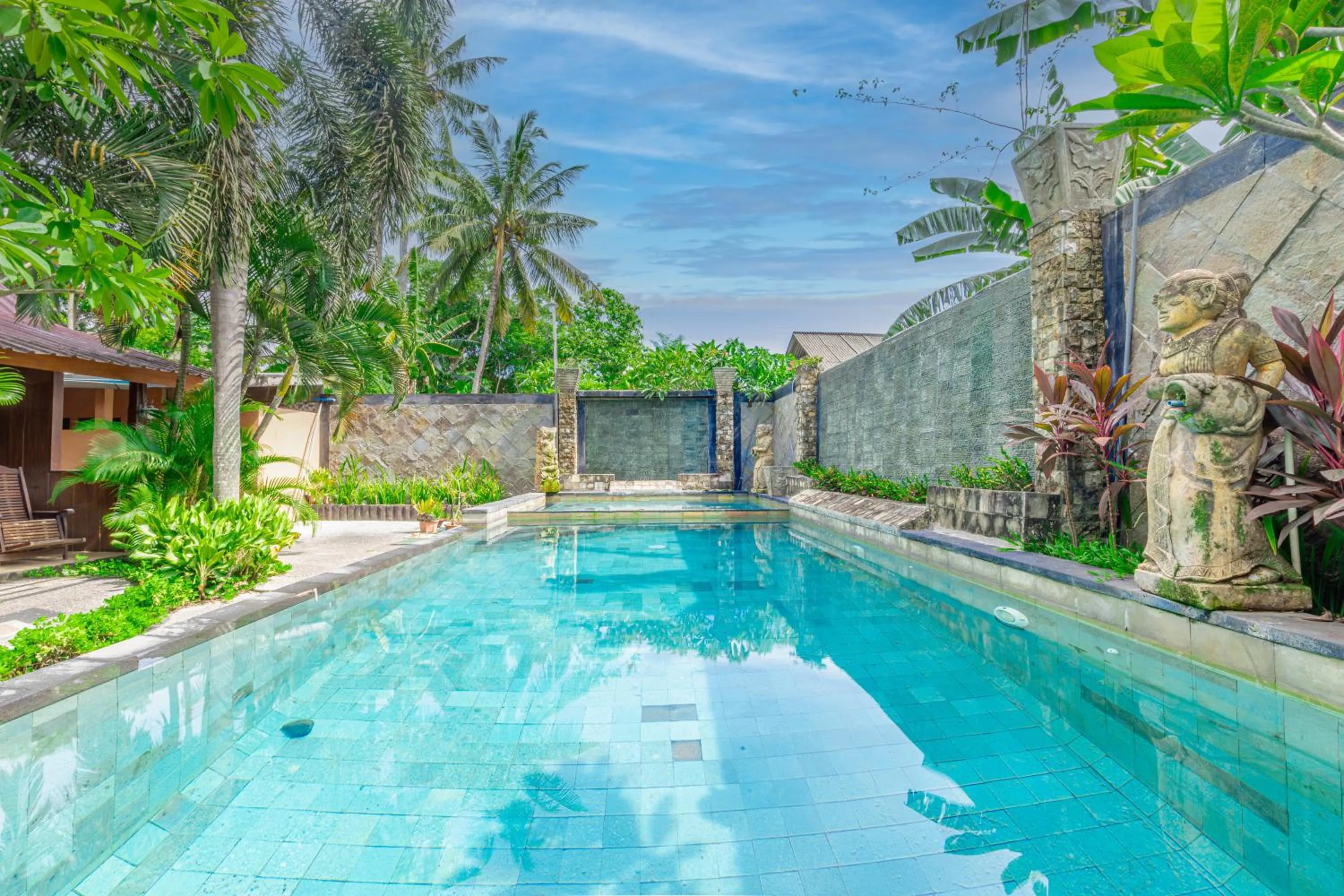 Swimming pool in Green Asri Hotel