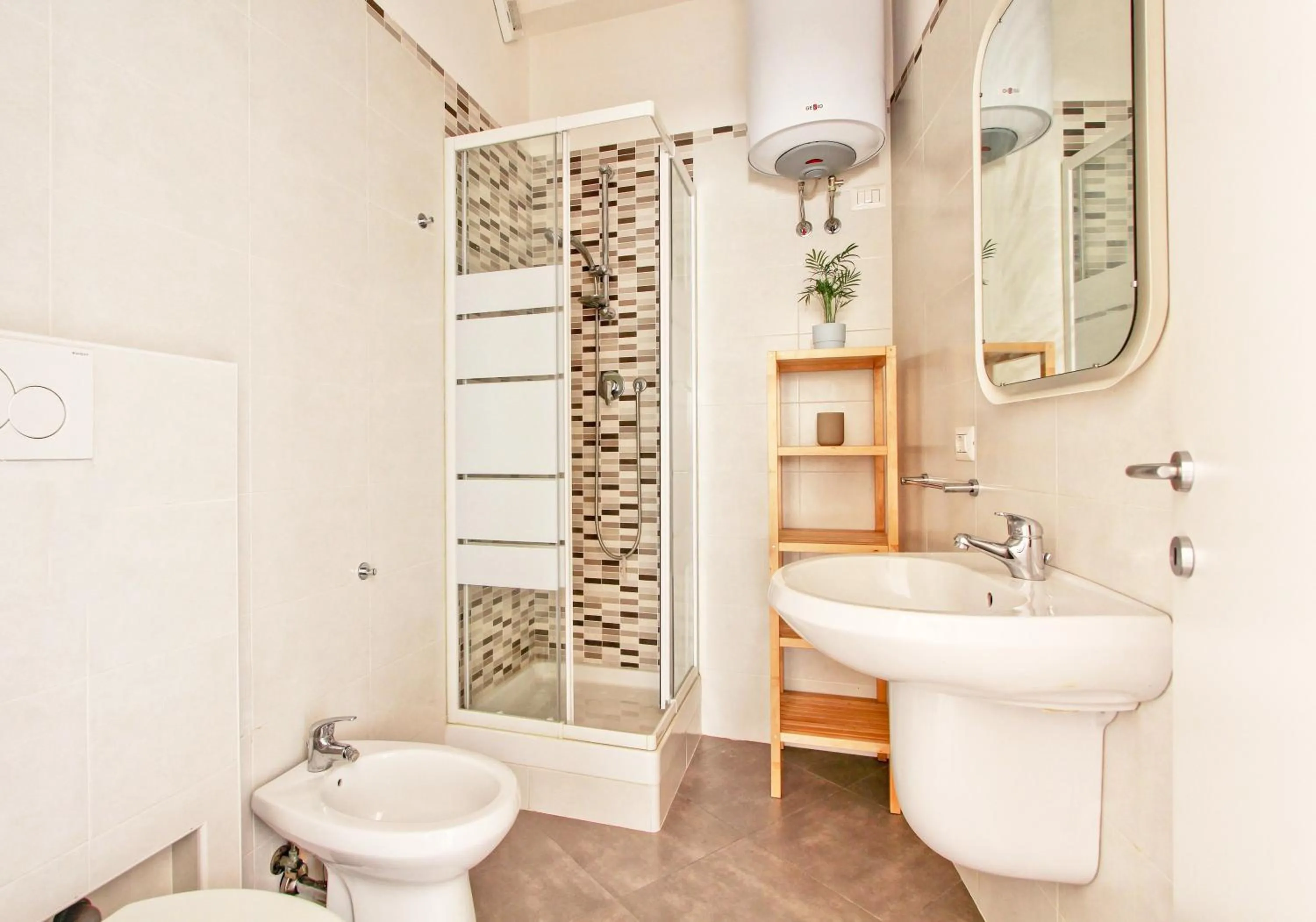 Shower in [Roma centro Storico * * * * *]- Via Torino Suite