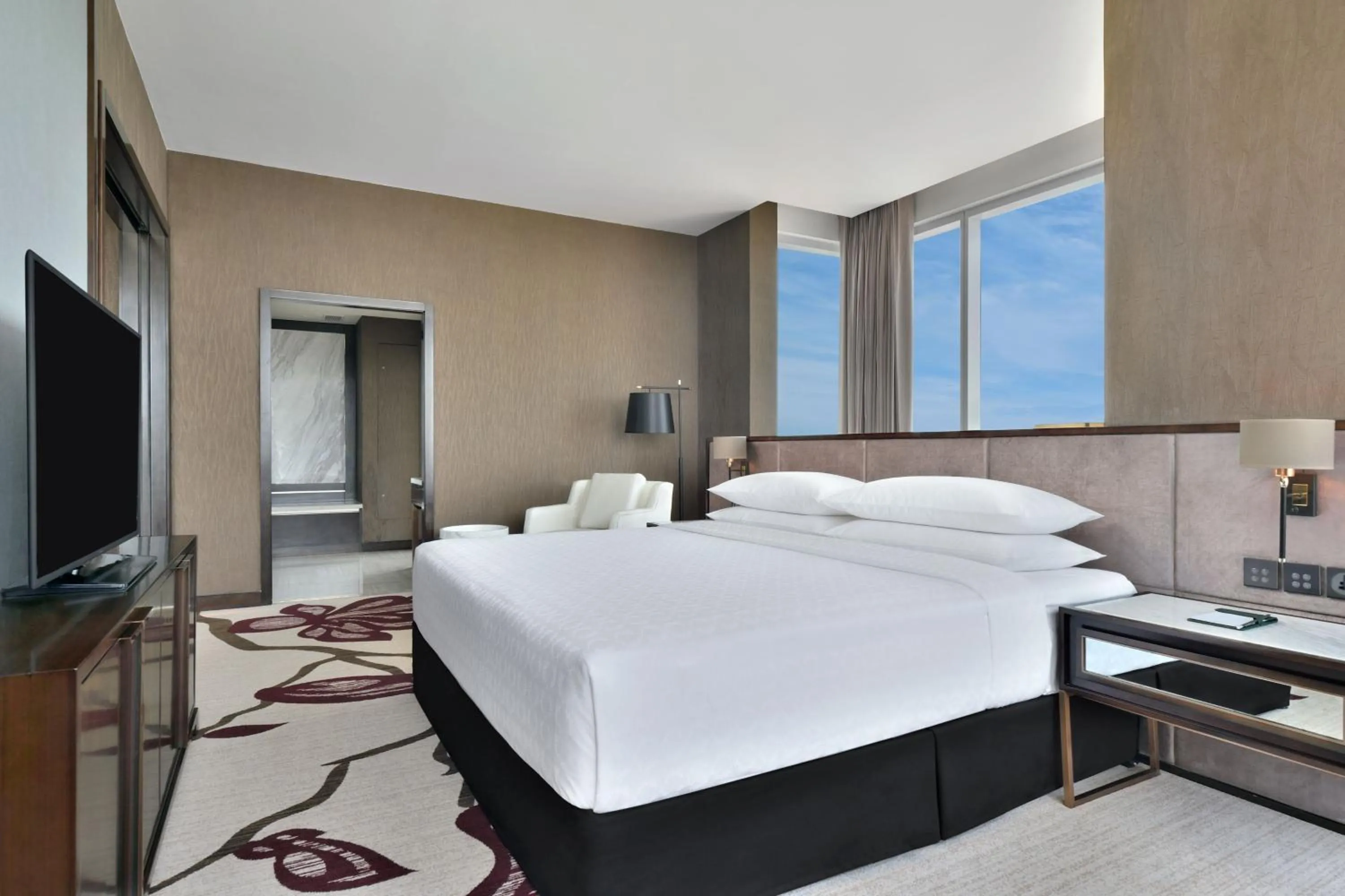 Bedroom, Bed in Sheraton Colombo Hotel