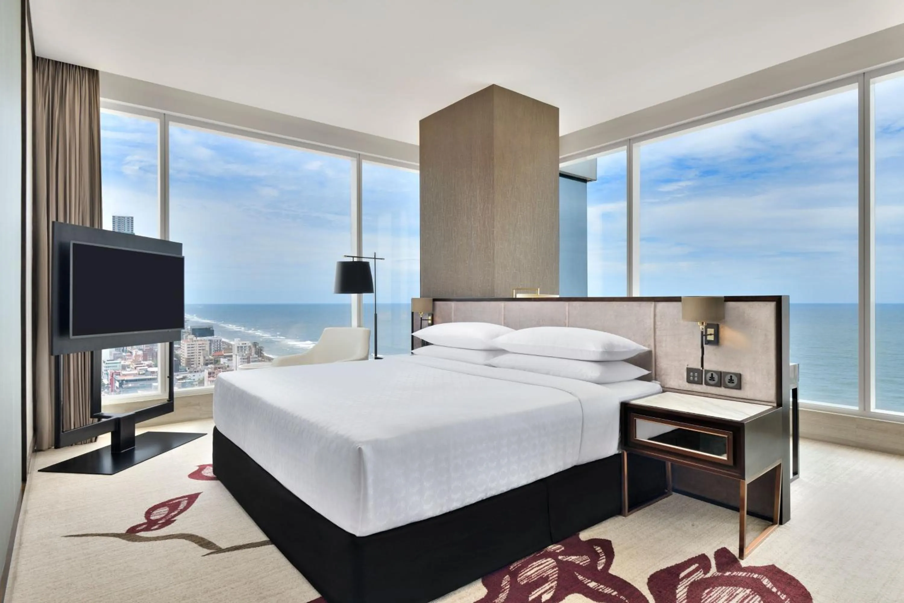 Photo of the whole room, Bed in Sheraton Colombo Hotel