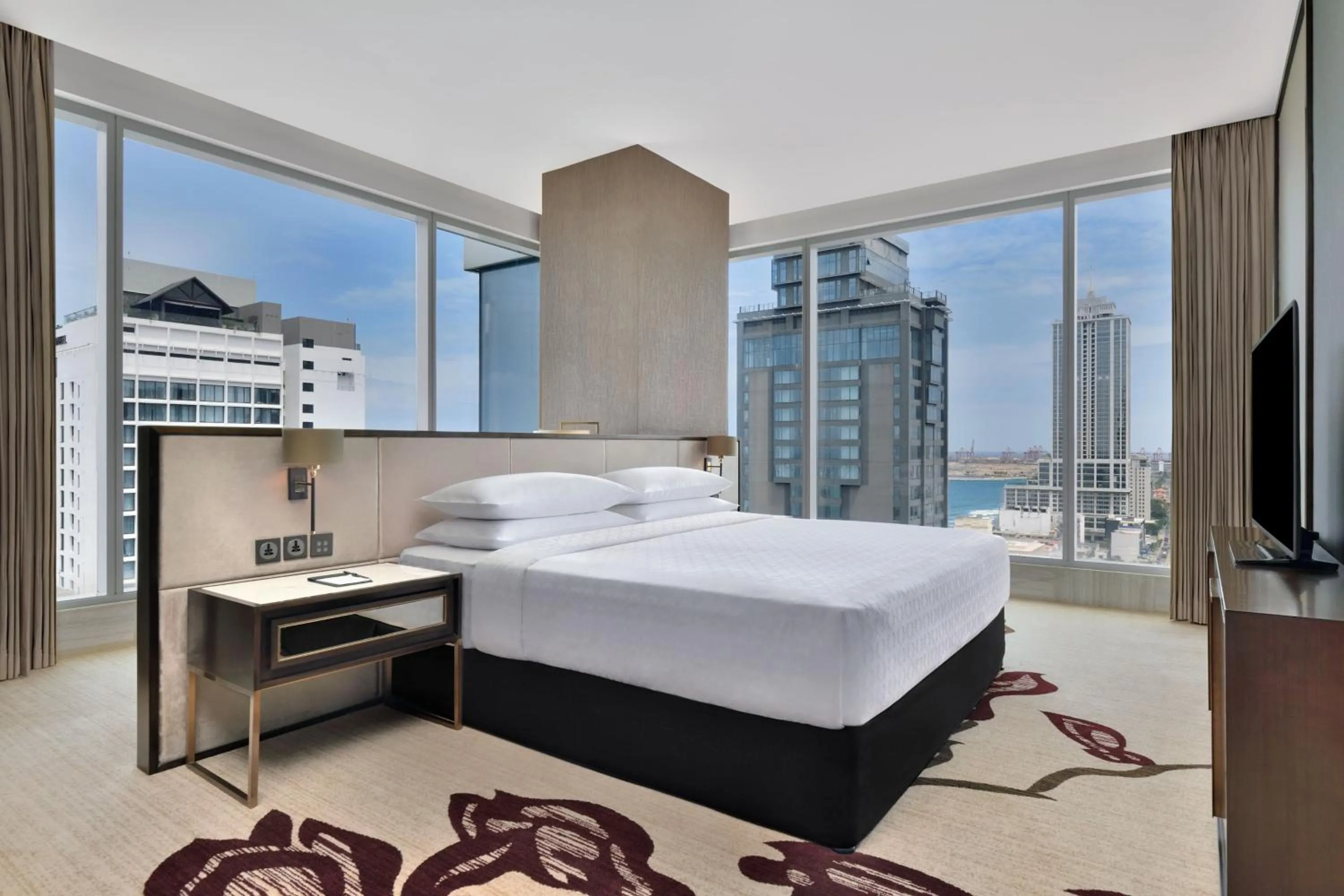 Bedroom, Bed in Sheraton Colombo Hotel