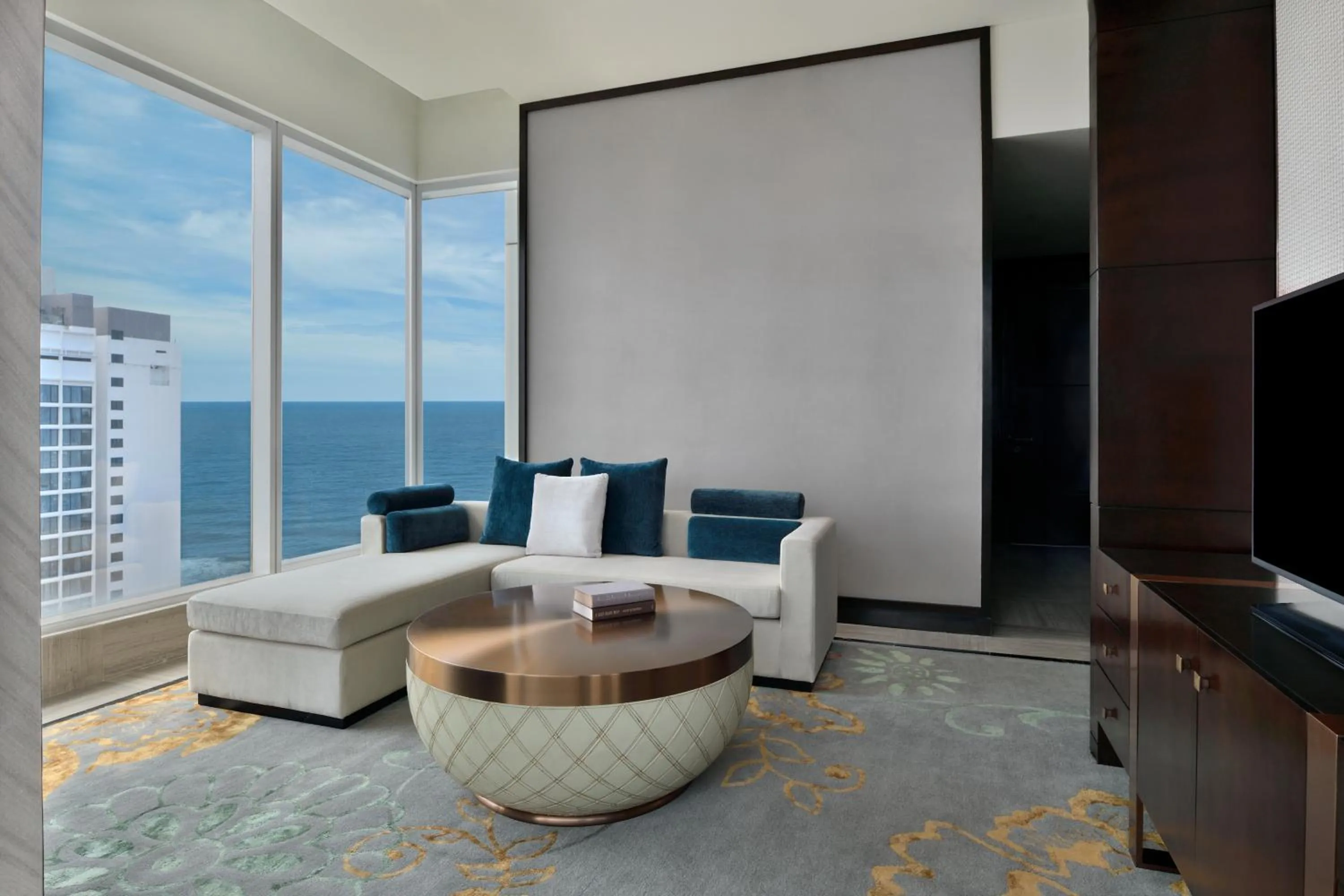 TV and multimedia in Sheraton Colombo Hotel