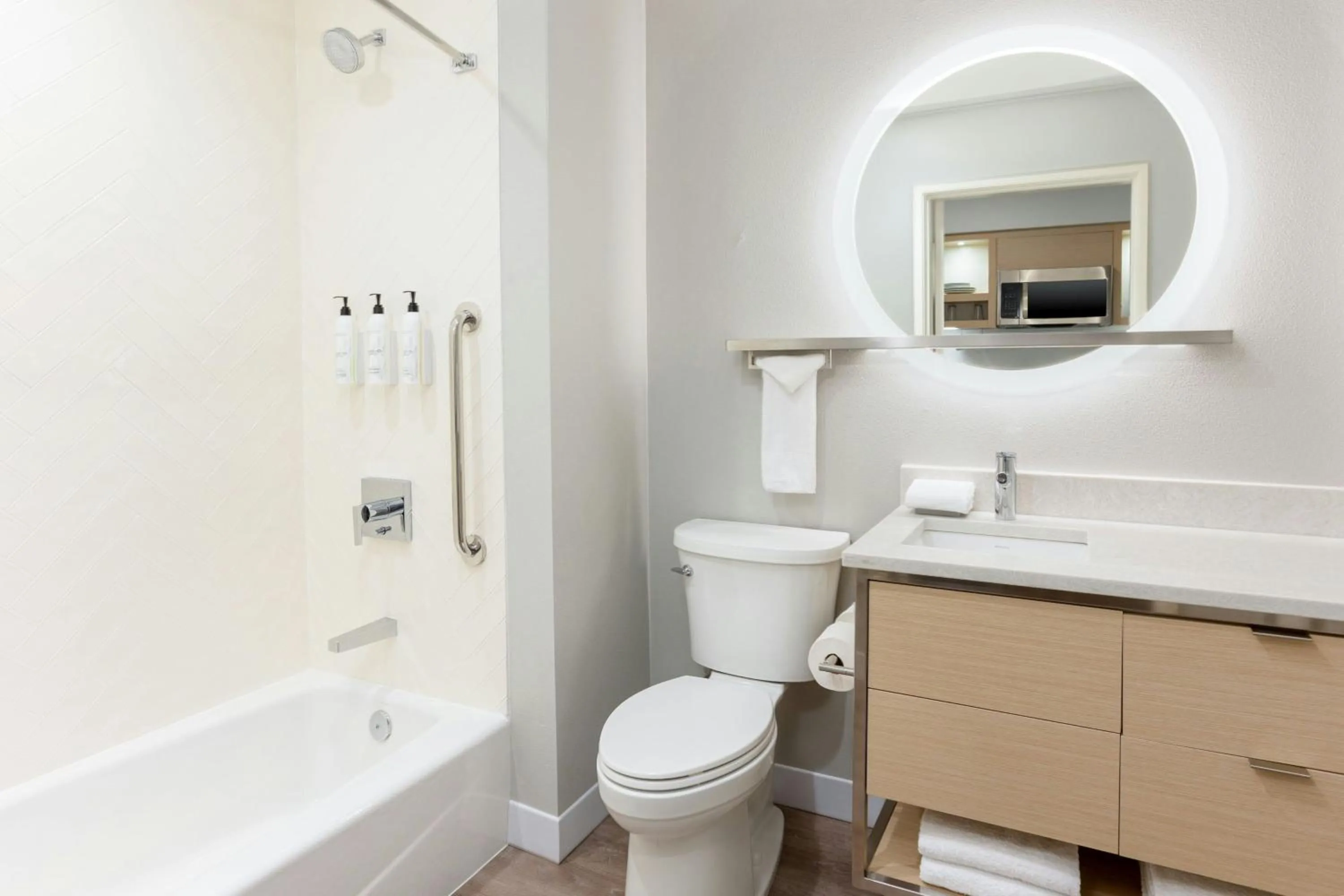 Bathroom in TownePlace Suites by Marriott Monrovia