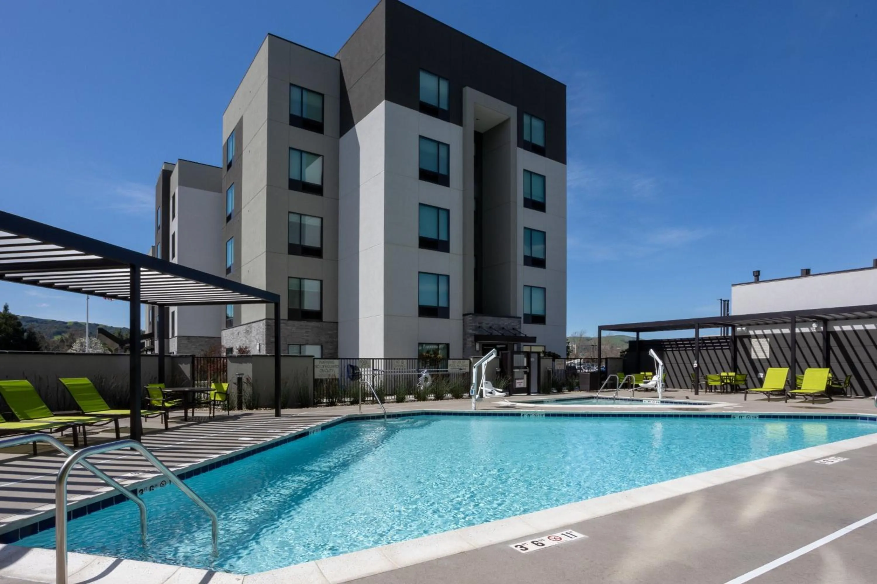 Swimming pool in TownePlace Suites by Marriott Pleasanton