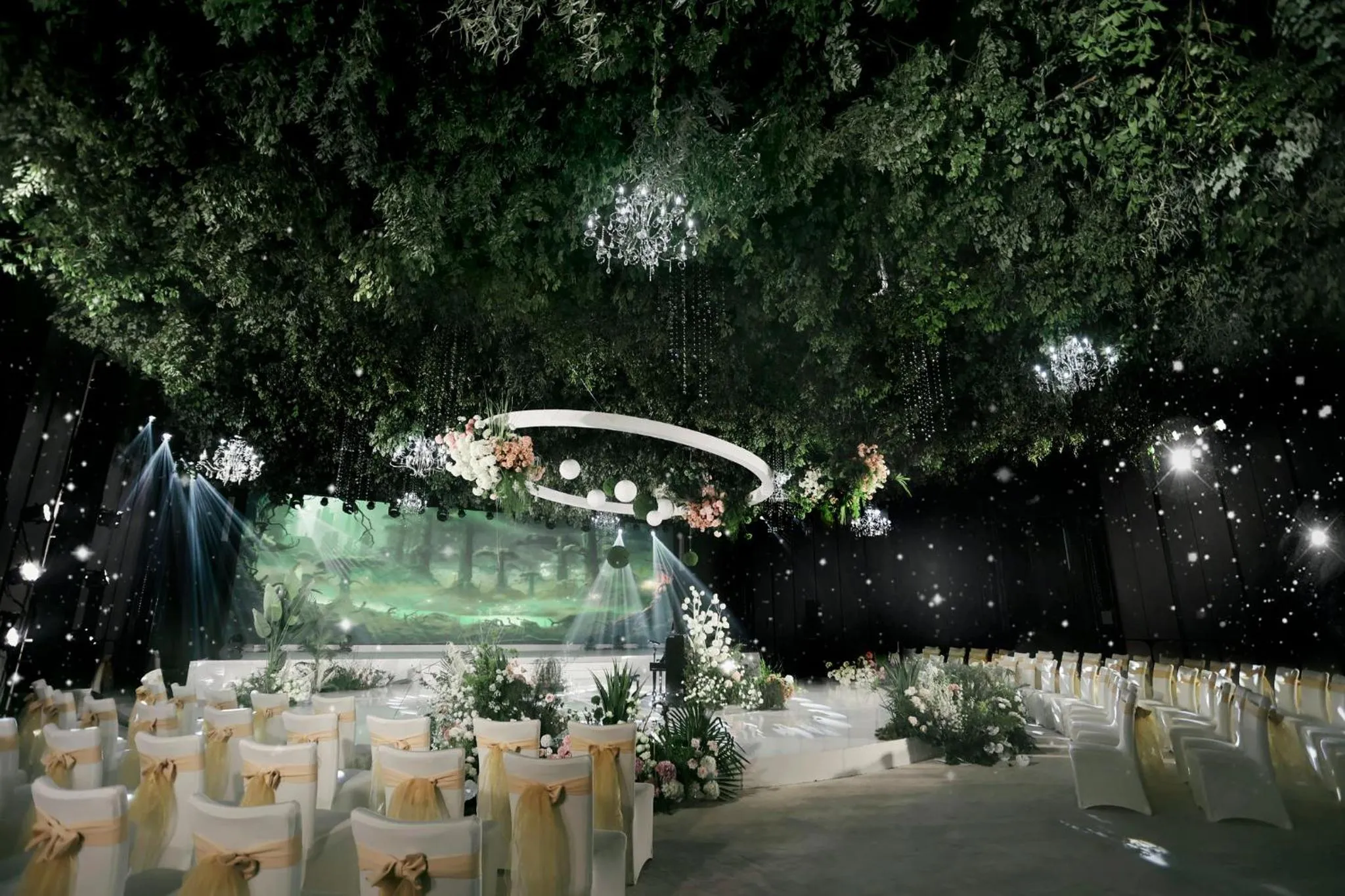 Meeting/conference room in Crowne Plaza Ezhou by IHG