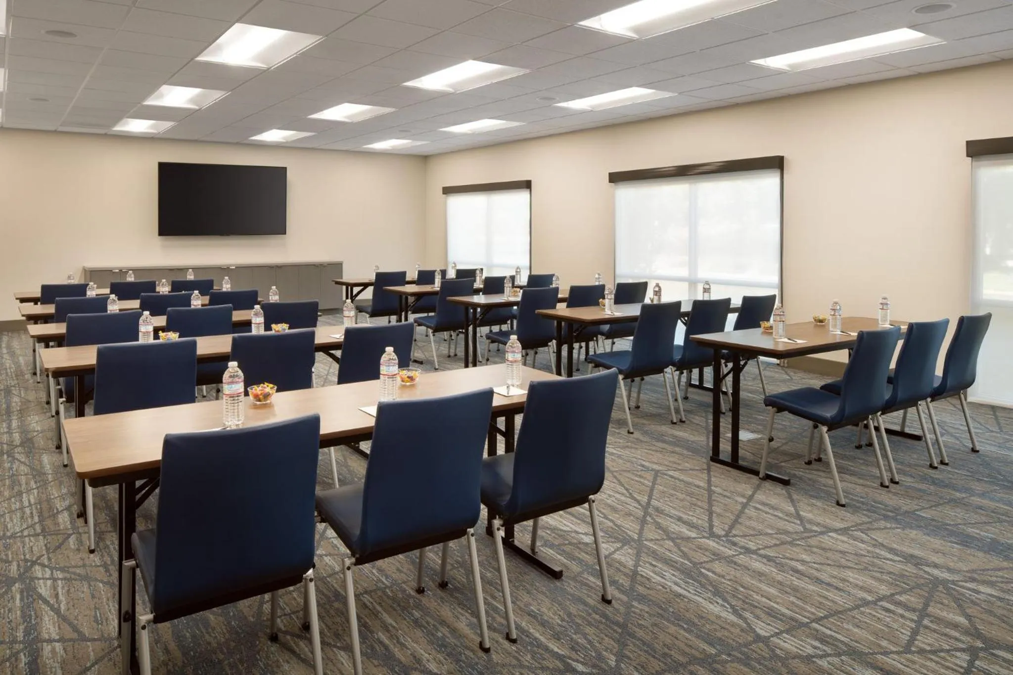 Meeting/conference room in Holiday Inn Express & Suites Fresno Airport by IHG