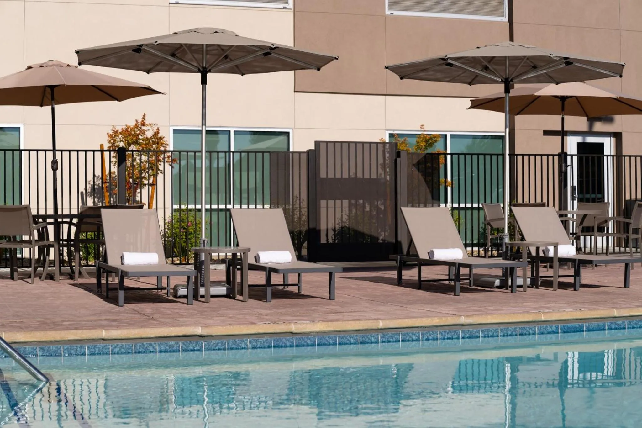 Swimming pool in Holiday Inn Express & Suites Fresno Airport by IHG