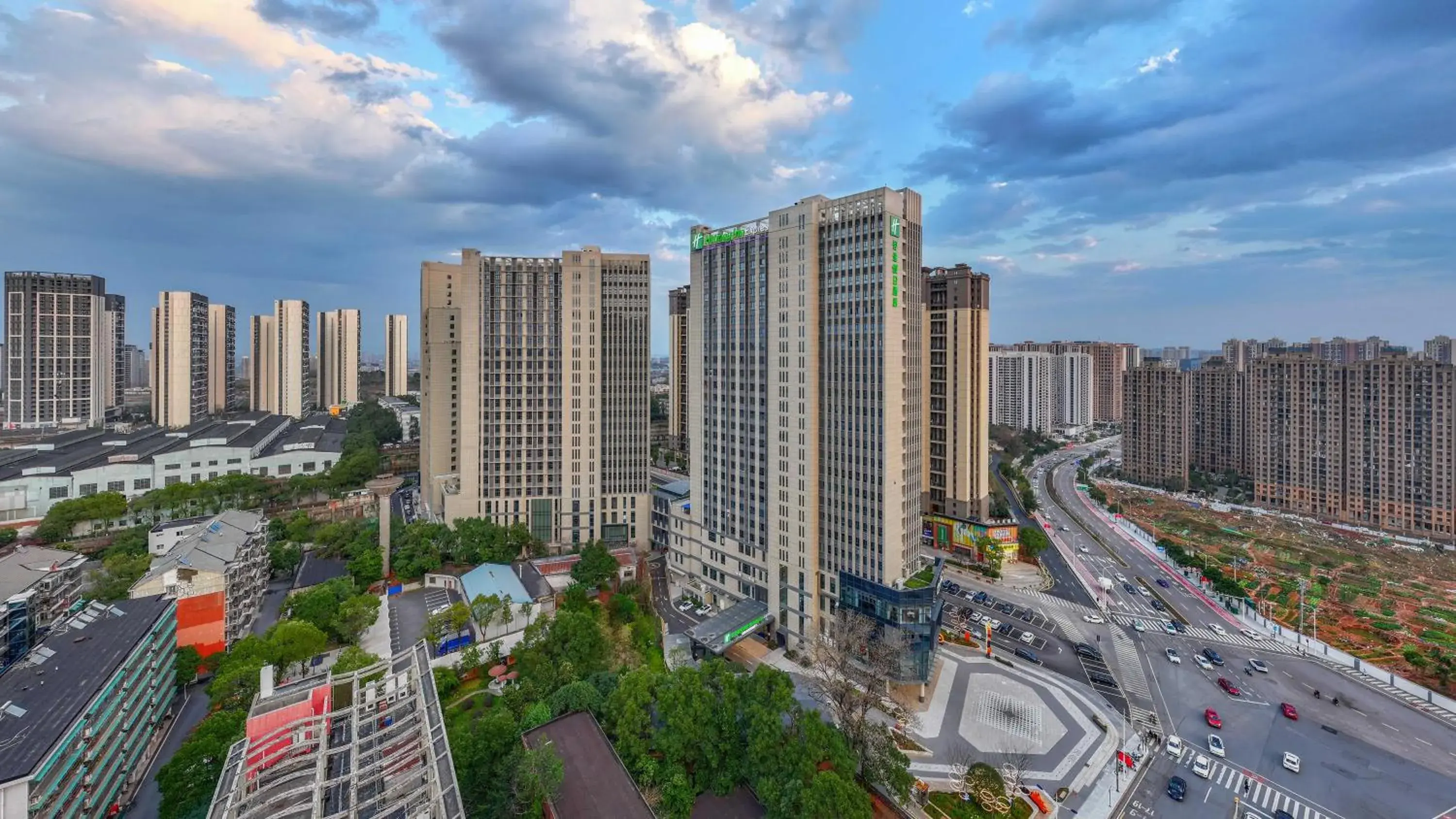 Property building in Holiday Inn Express Changsha Yuhua by IHG Property building in Holiday Inn Express Changsha Yuhua by IHG