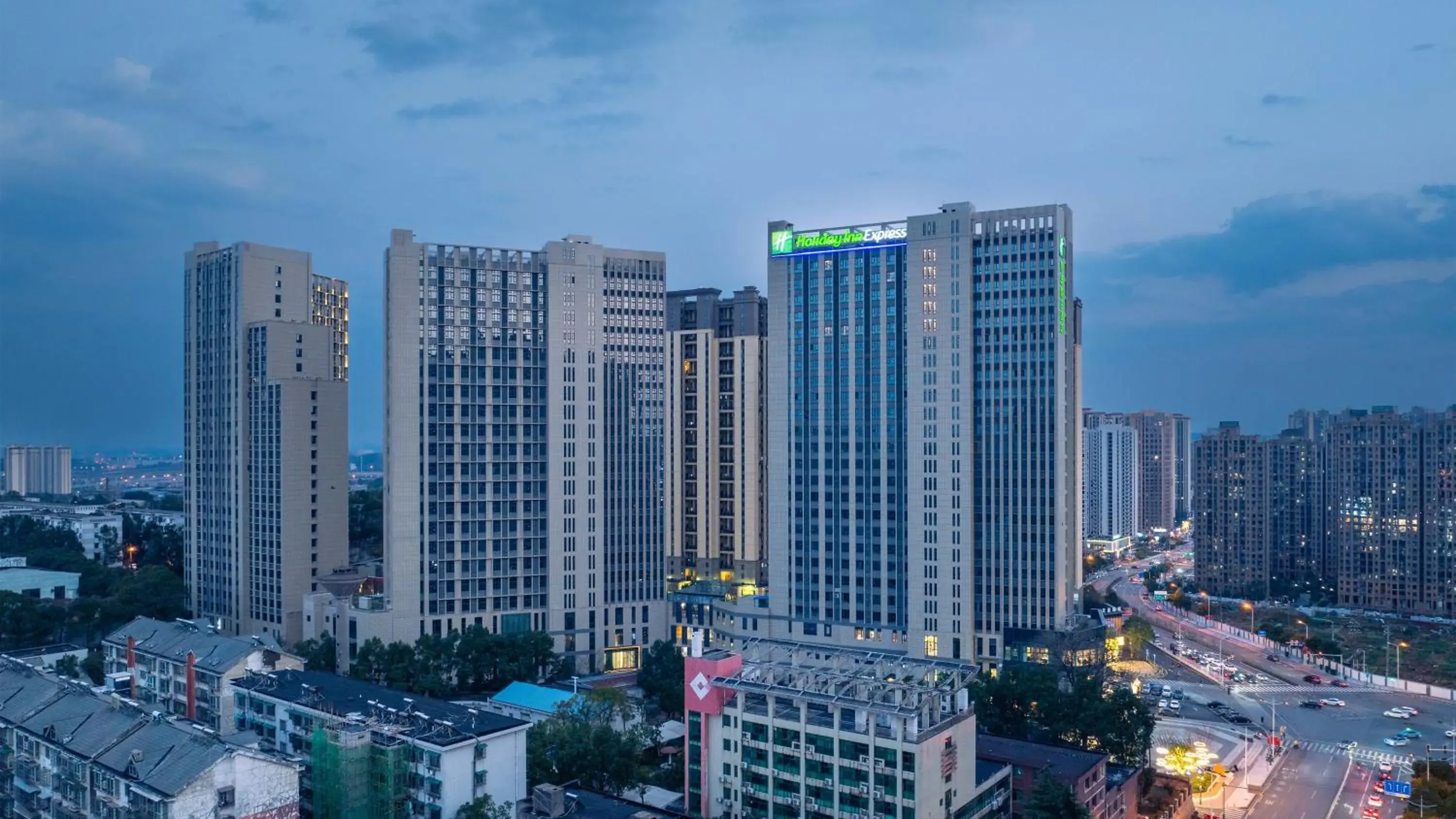 Property building in Holiday Inn Express Changsha Yuhua by IHG Property building in Holiday Inn Express Changsha Yuhua by IHG