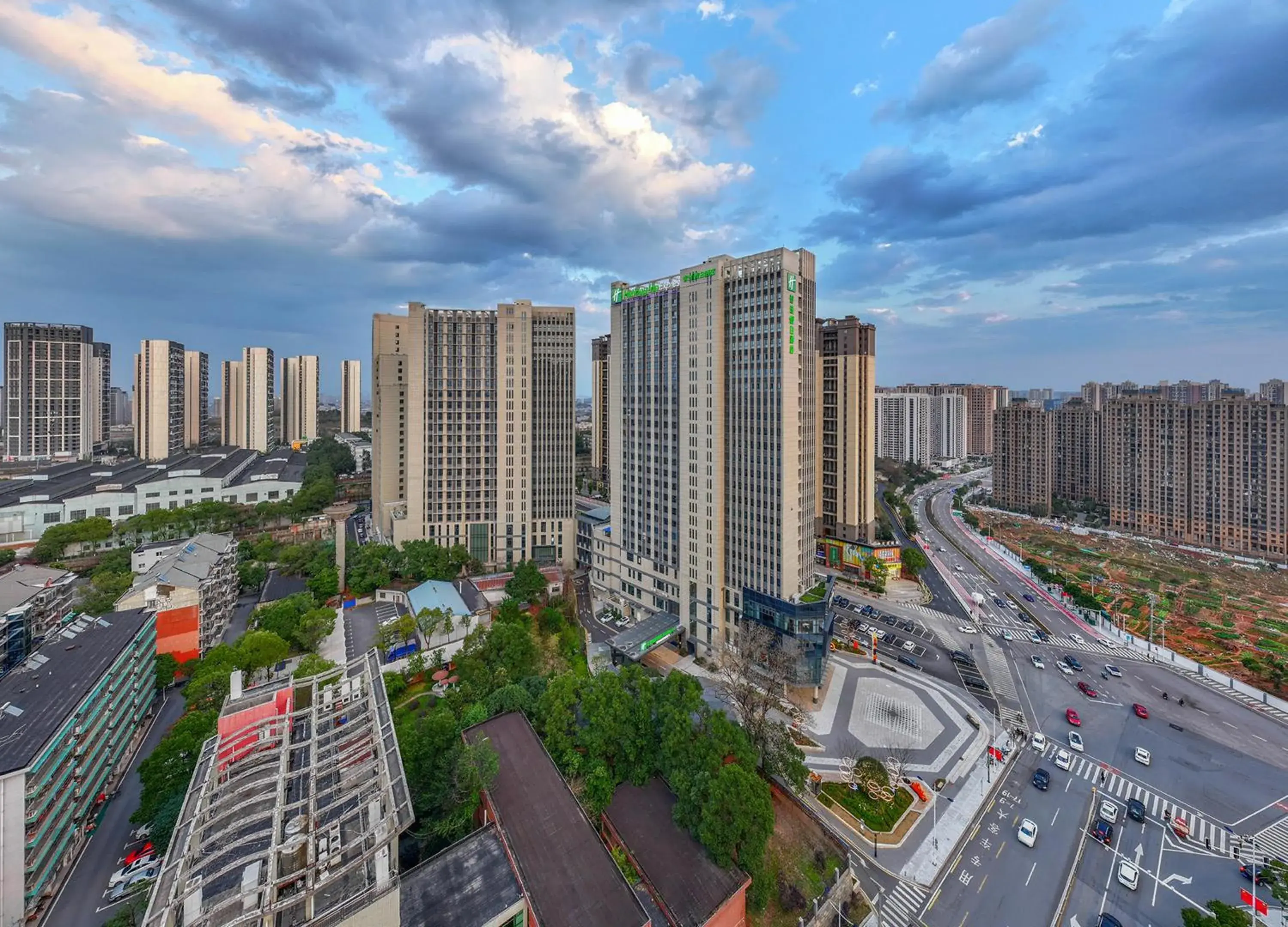 Property building in Holiday Inn Express Changsha Yuhua by IHG Property building in Holiday Inn Express Changsha Yuhua by IHG