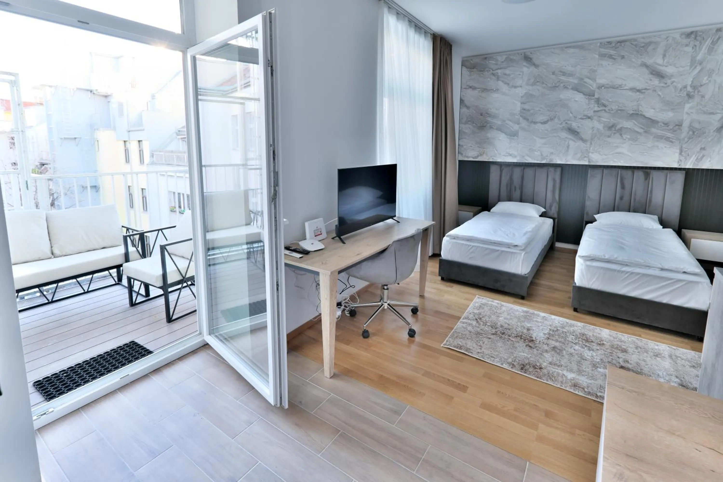 Twin Room with Balcony - single occupancy in Vienna Lotus Apartments