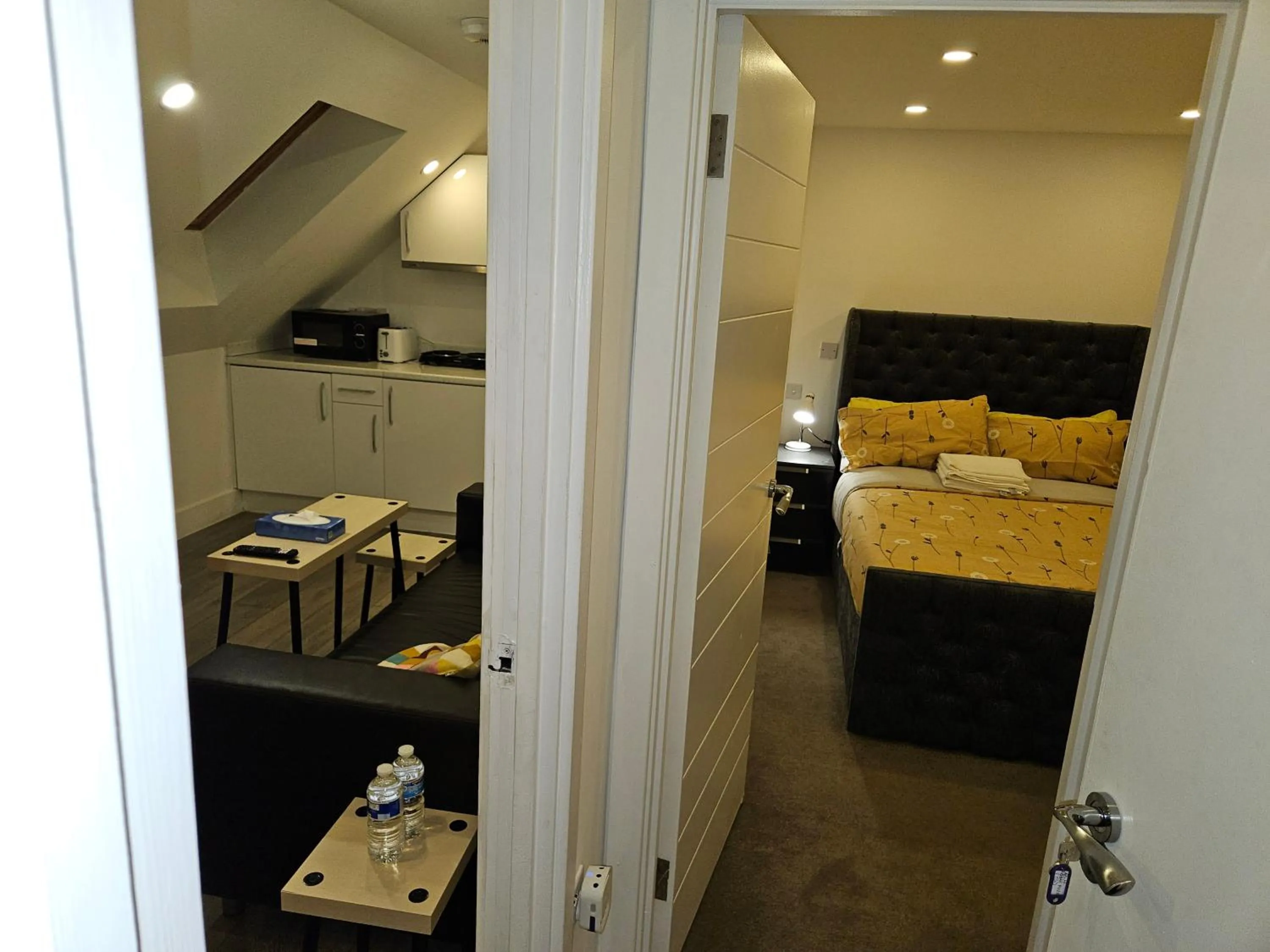 1 Bed Flat - Sleeps 2 - Pets - Garden - Parking