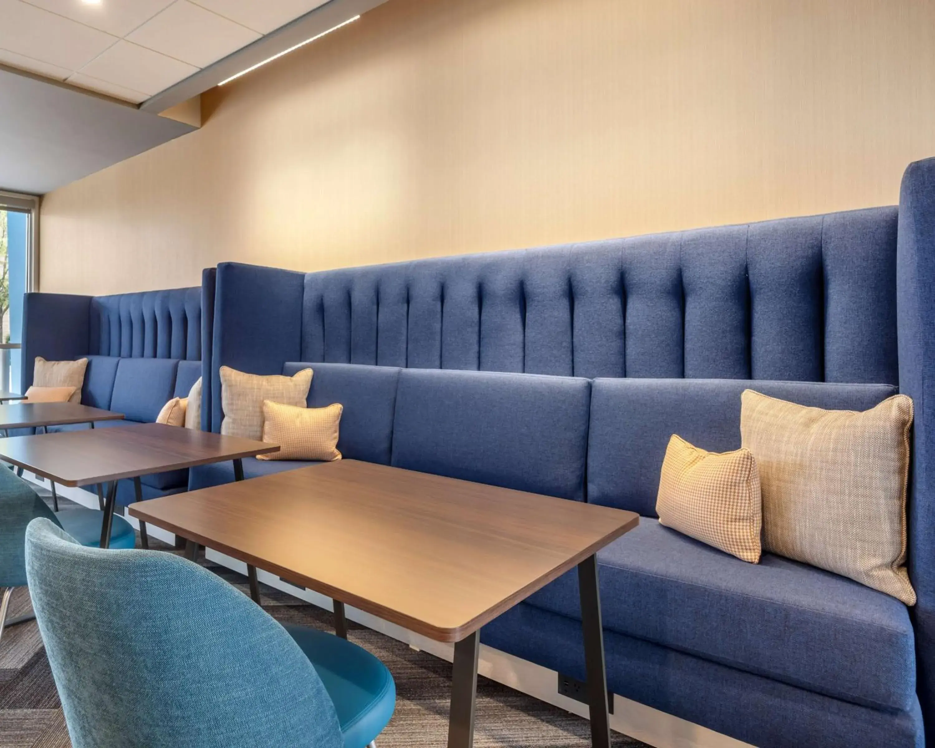 Restaurant/places to eat in Tru By Hilton Lexington Hamburg Restaurant/places to eat in Tru By Hilton Lexington Hamburg