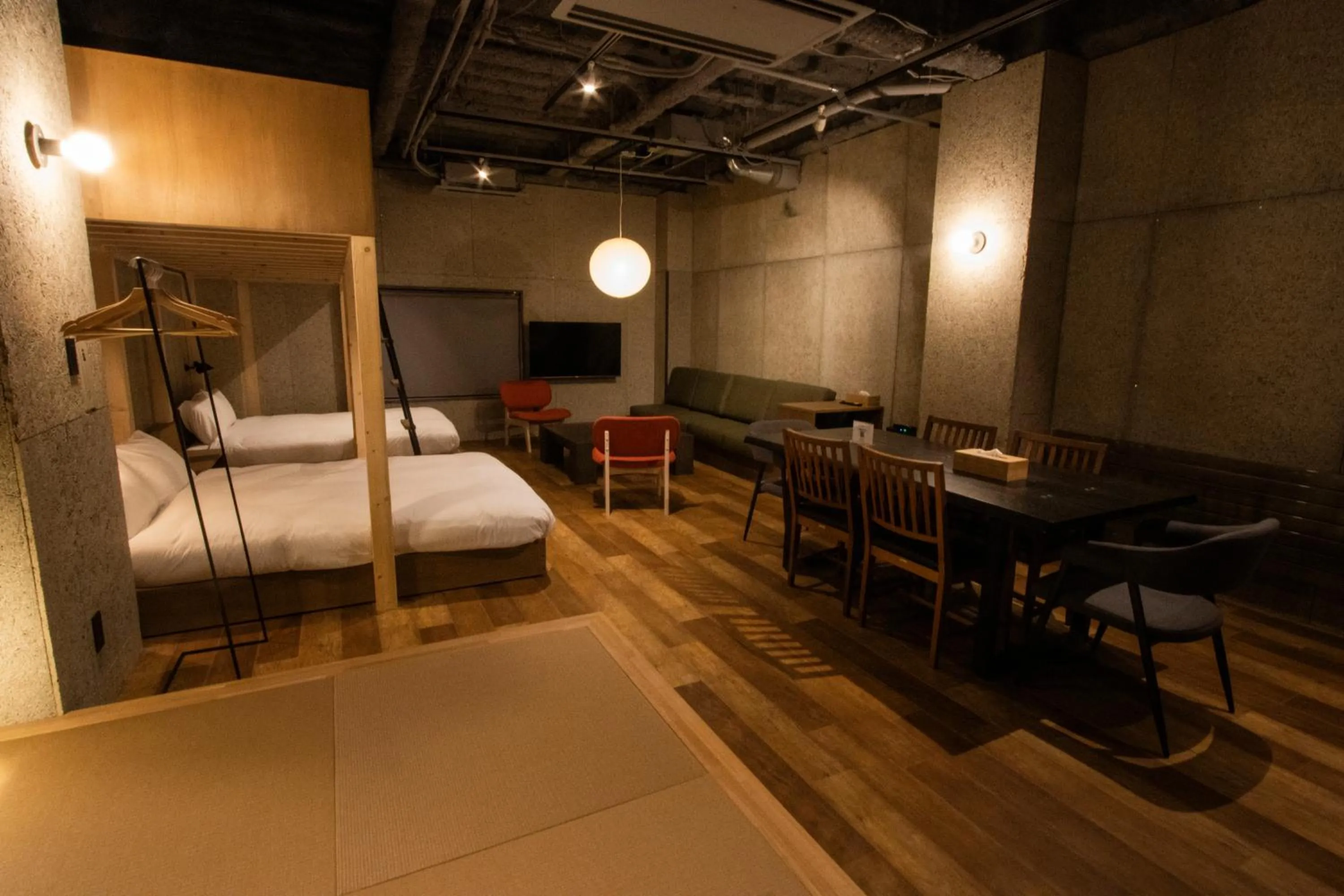 Living room, Bed in Green Room Hotel