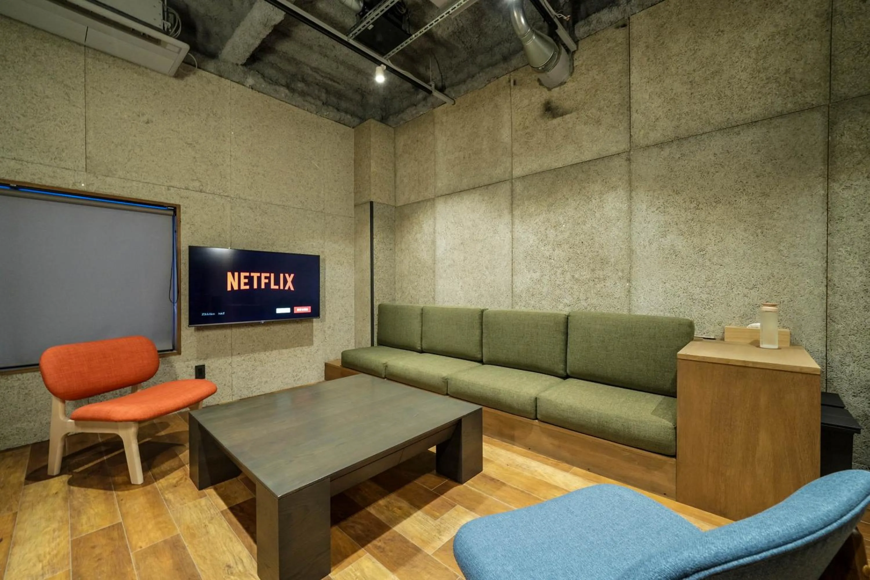 Seating area in Green Room Hotel