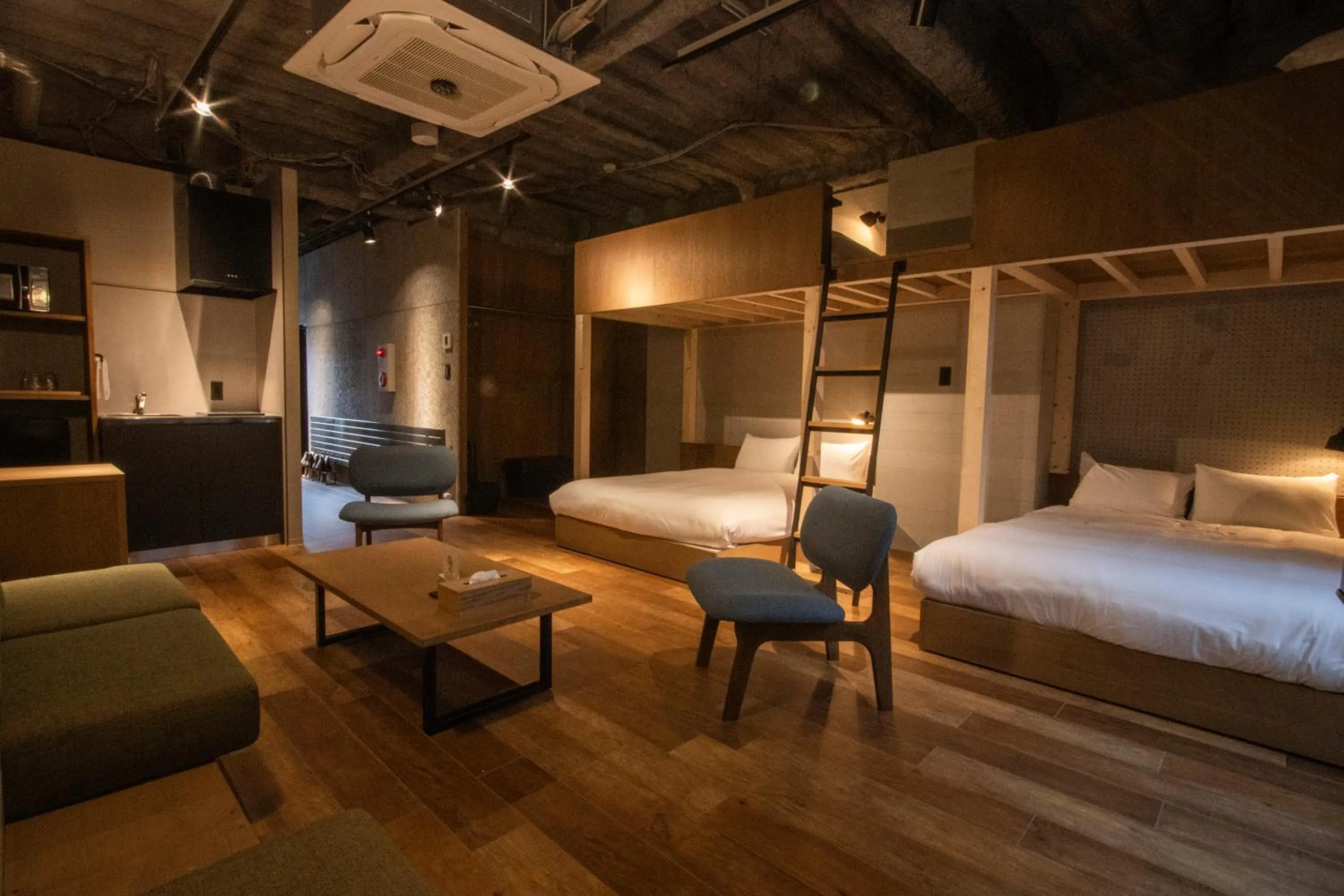 Living room, Bed in Green Room Hotel